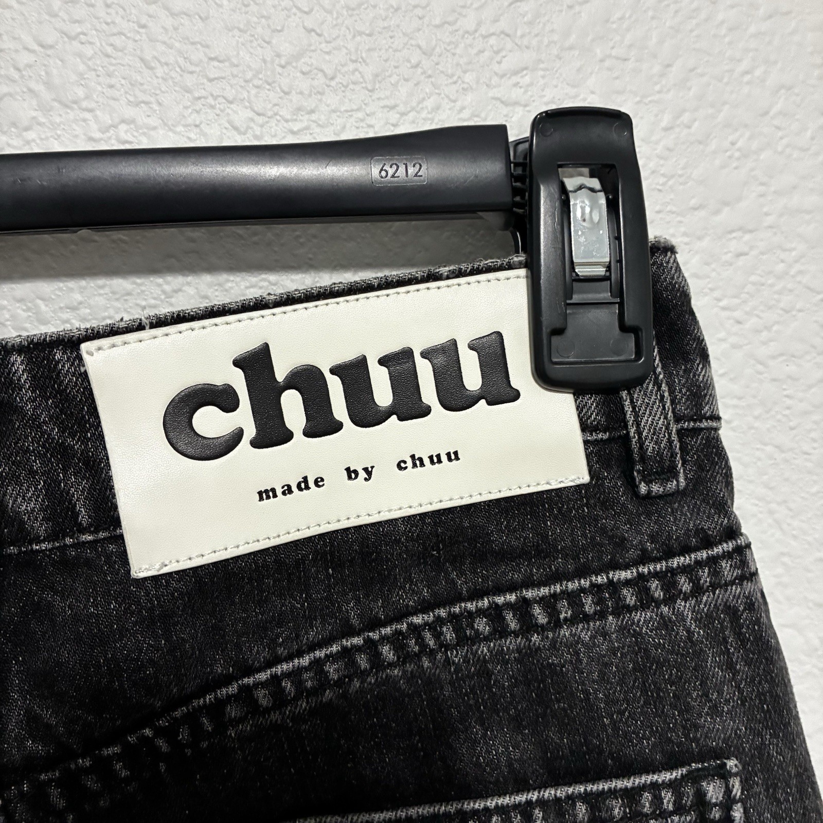 chuu High Rise Straight Dark Wash Black Denim Jeans Frayed Hem 5-Pocket