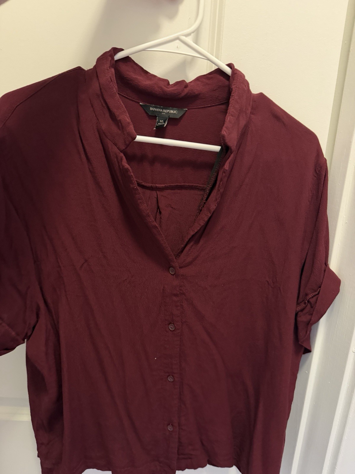 Banana Republic Women’s Burgundy Solid V-Neck Button Front Blouse XL