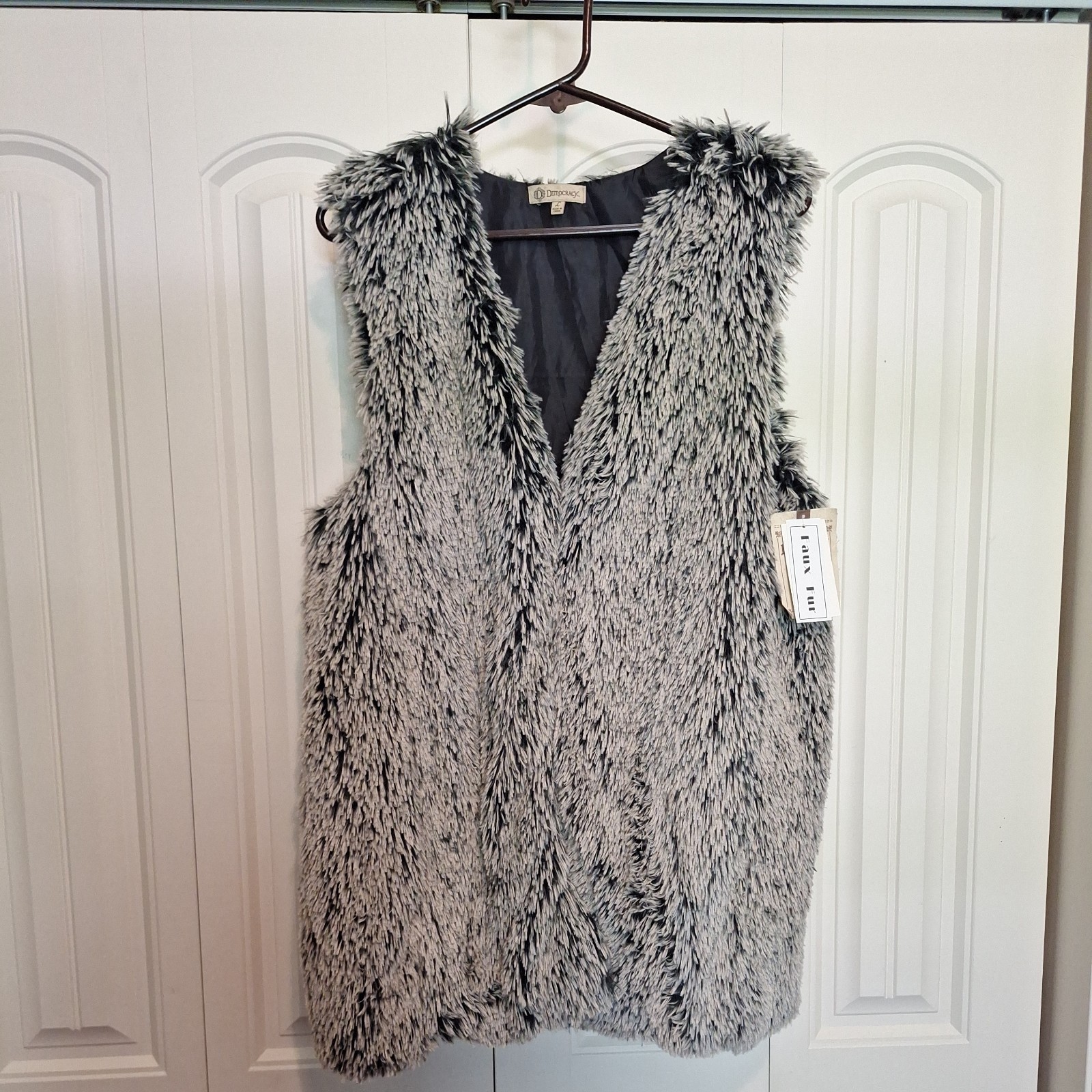 Democracy Women’s Size Large Faux Fur Vest Gray/White/Blue-ish NWT