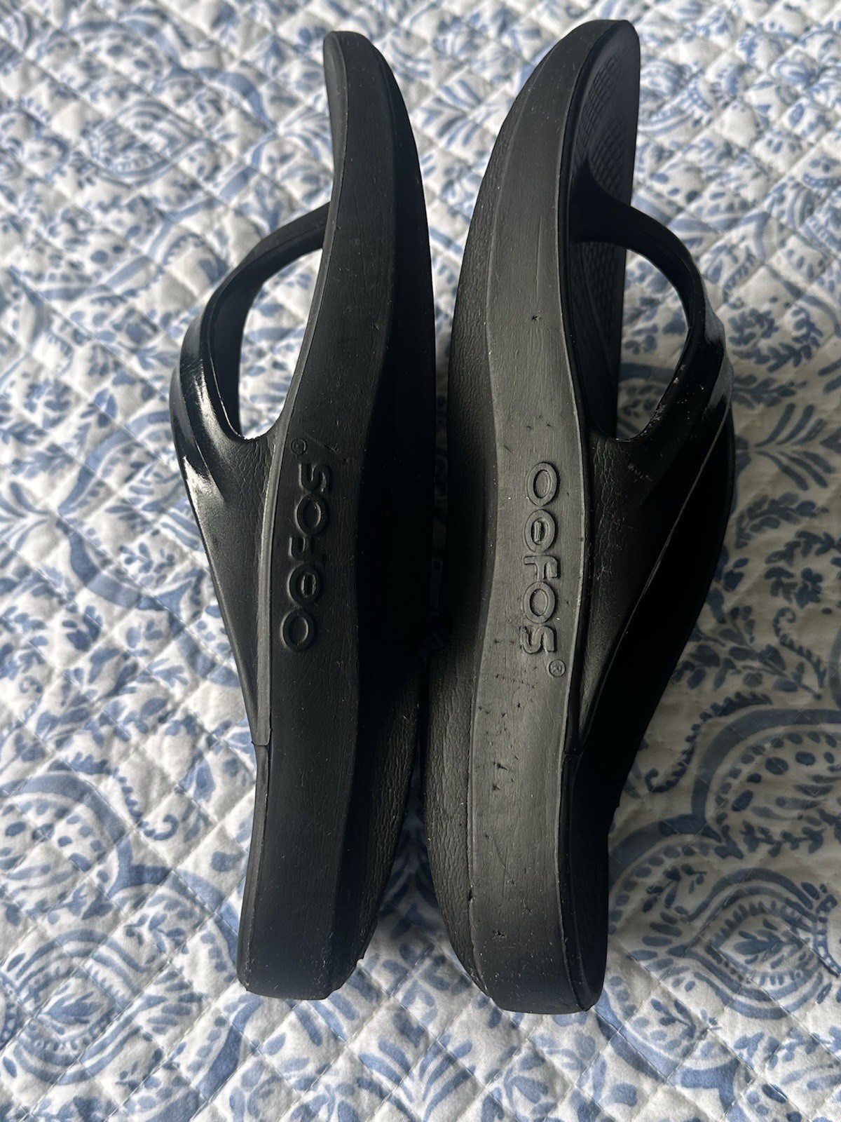 Women’s Luxe Patent Black OOFOS OOlala Thong Flip Flop Recovery Sandal Size 9