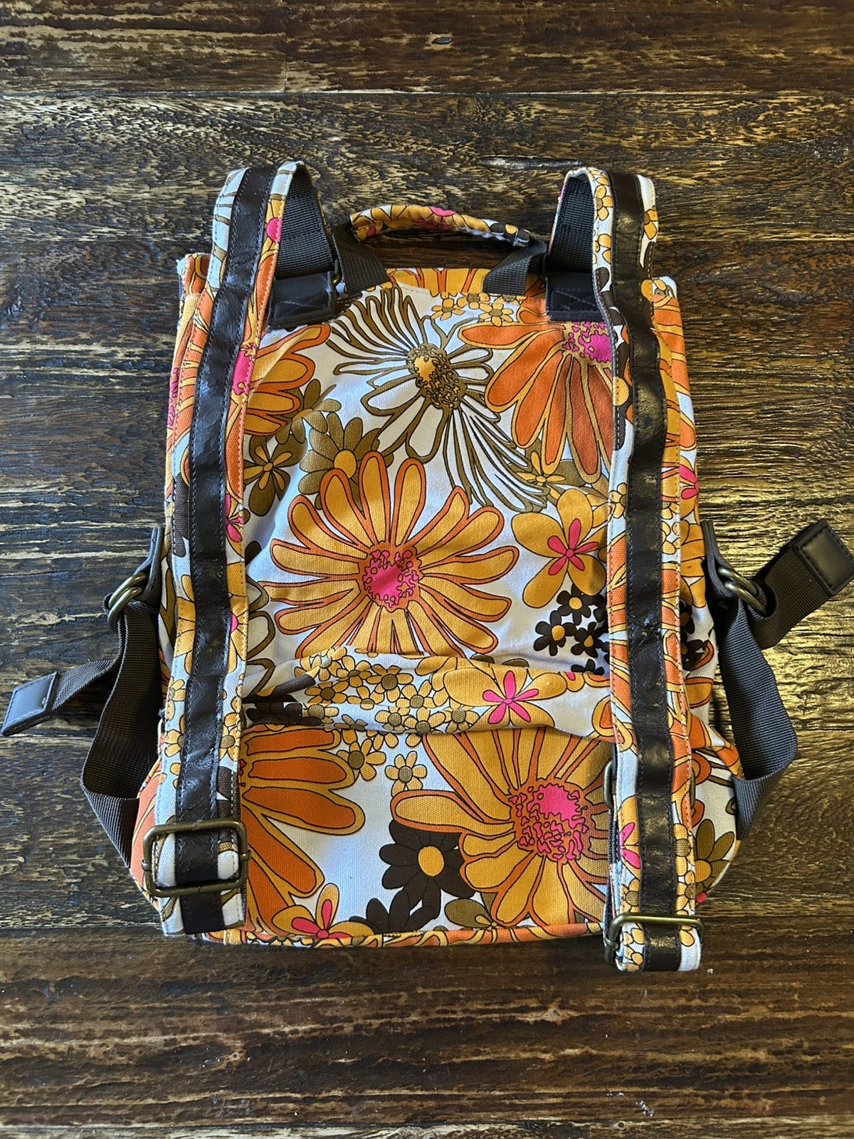 Roxy Vintage Backpack with a 70’s style.