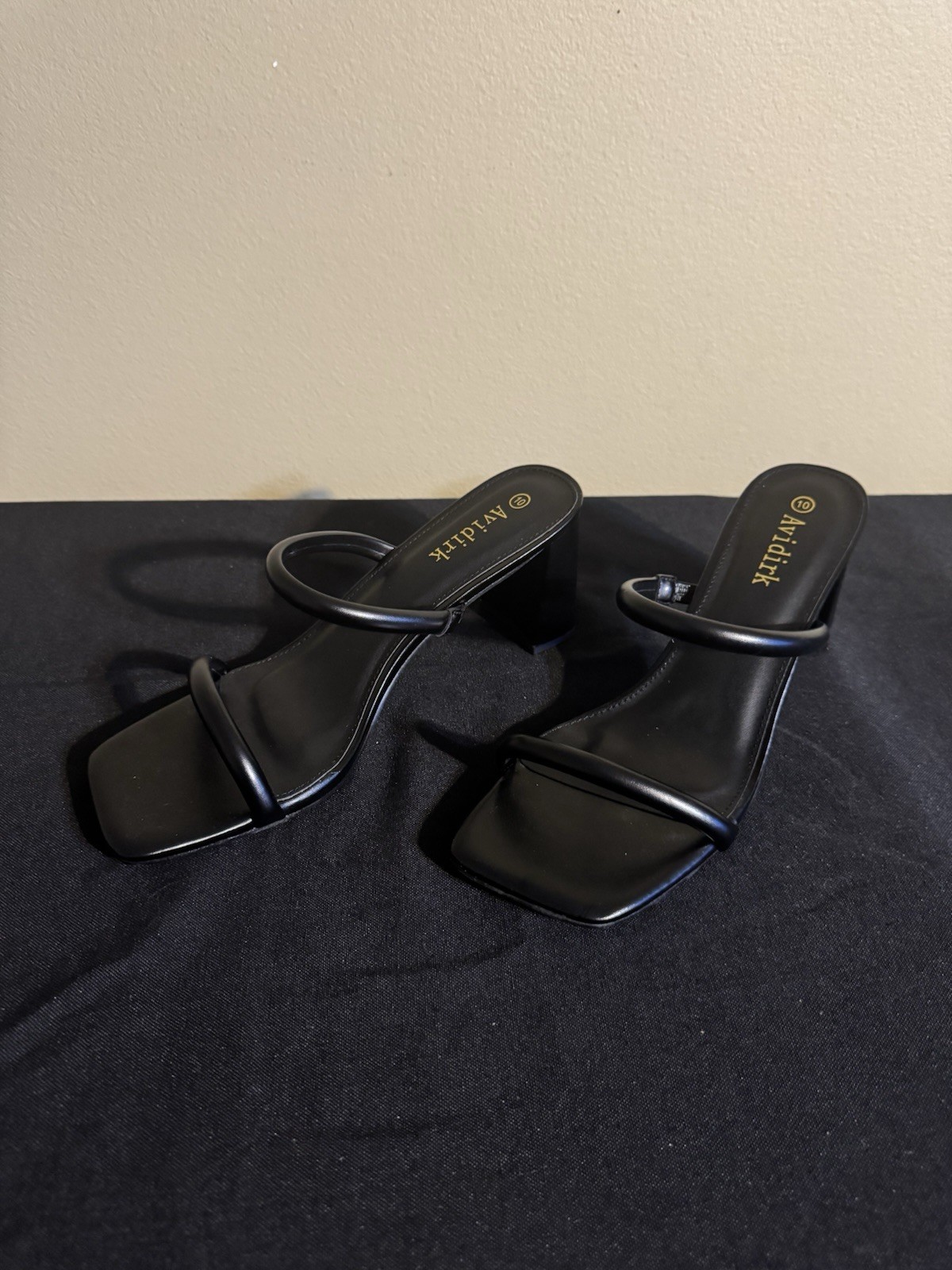 Avidirk, Women’s Size 10, Black leather, block, 3.5in heel sandals. New.
