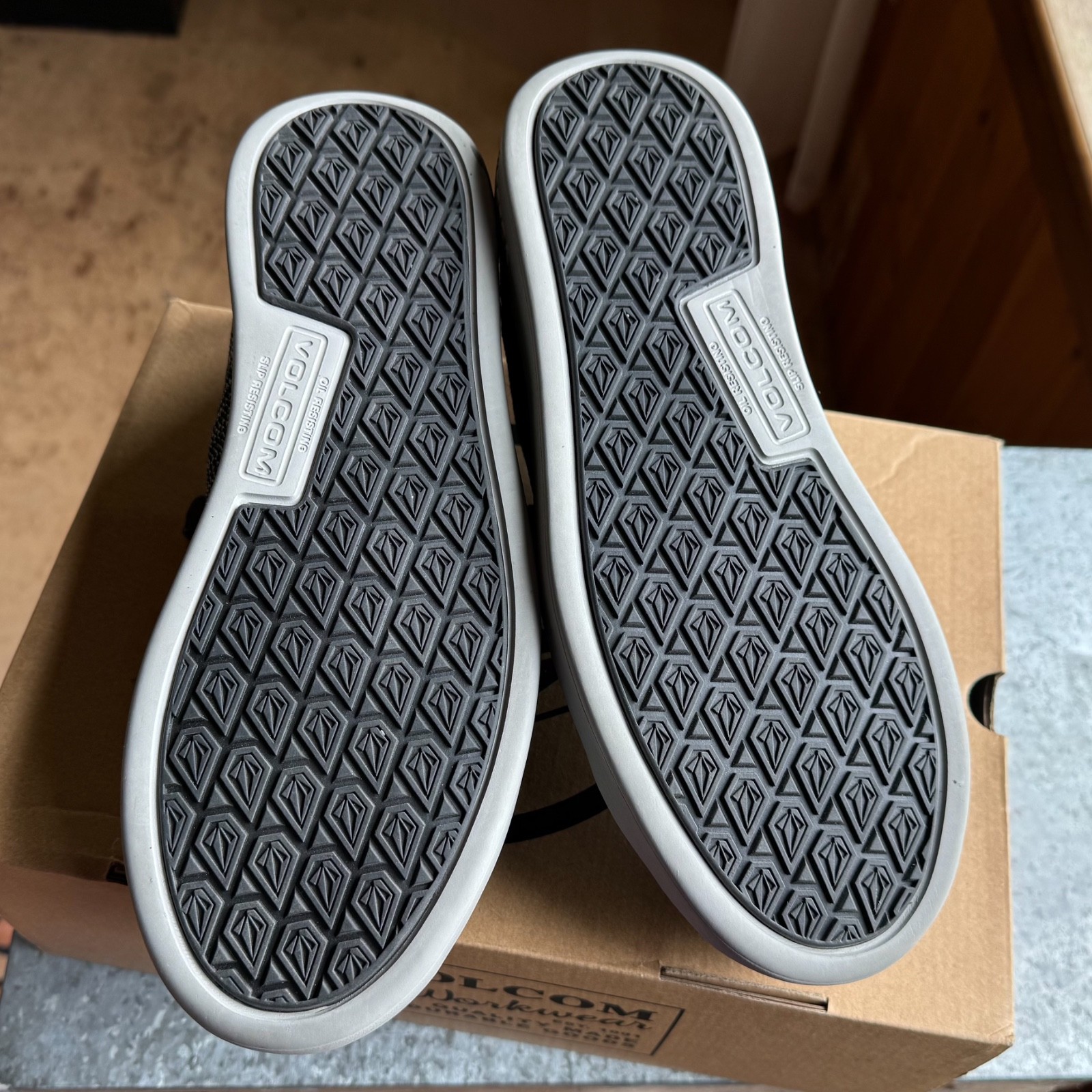 Volcom Chill grey fabric lightweight work shoe composite toe 10 Wide NWB