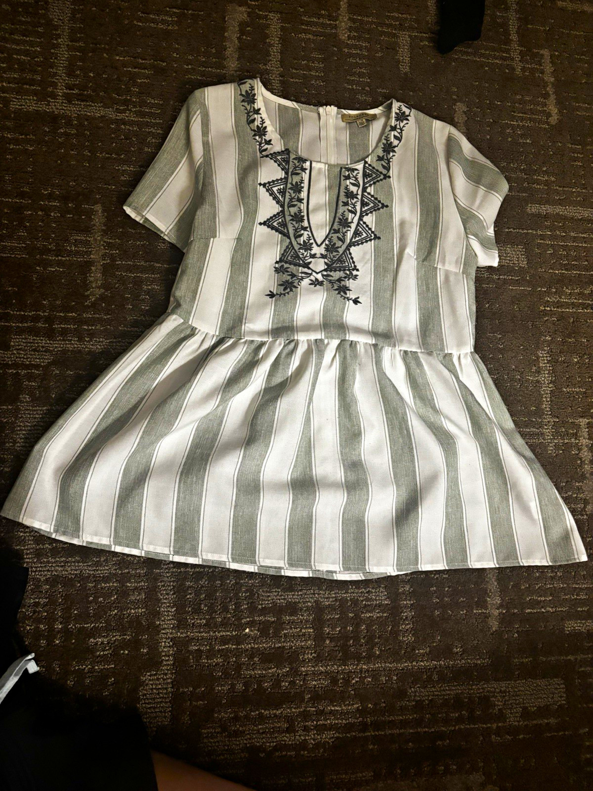 Polagram White/Gray Striped Embroidered V-Neck Short Sleeve Dress L/G Zip
