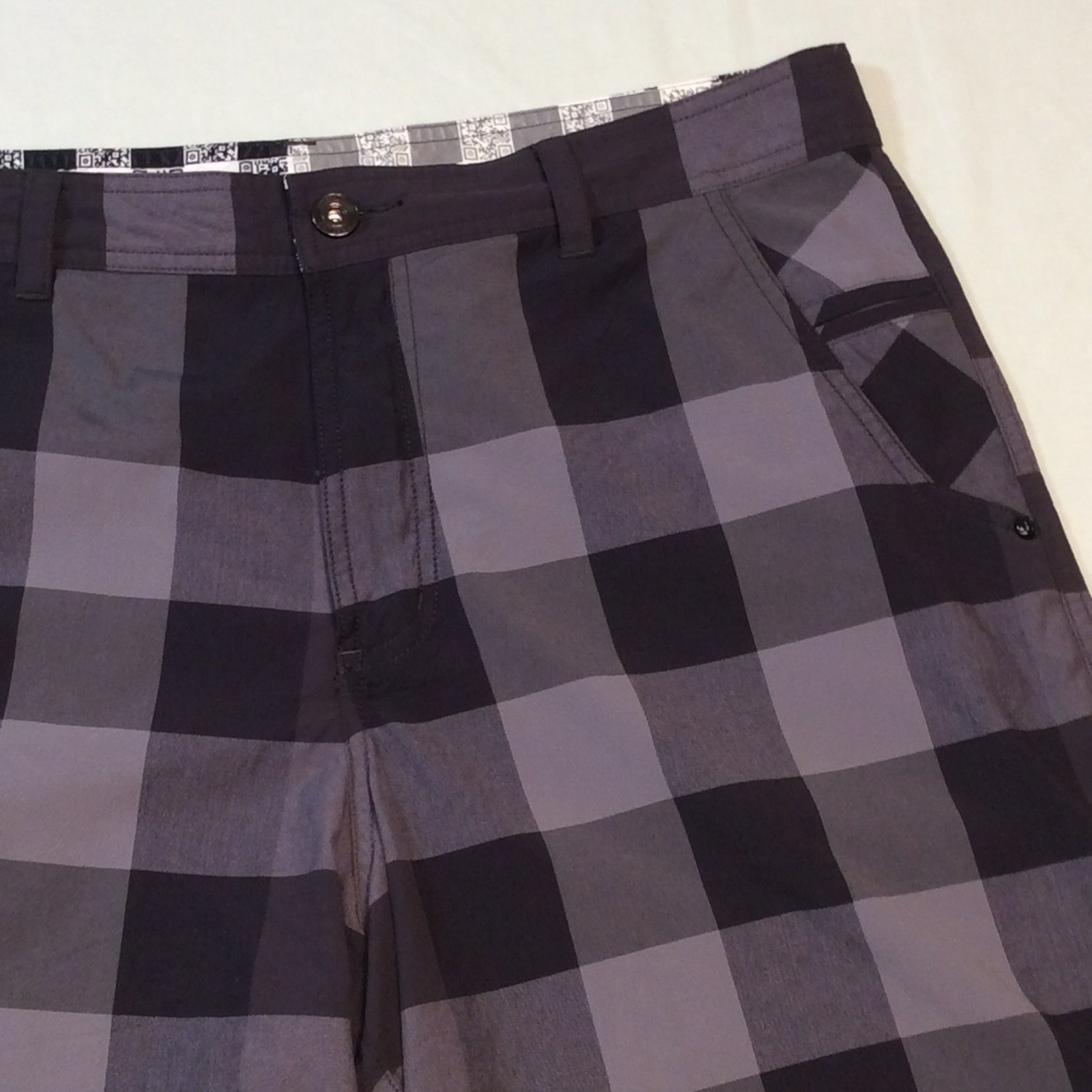 Lululemon Gray Black Plaid Flat Front Nylon/Span Kahuna? Casual Shorts Men’s 38