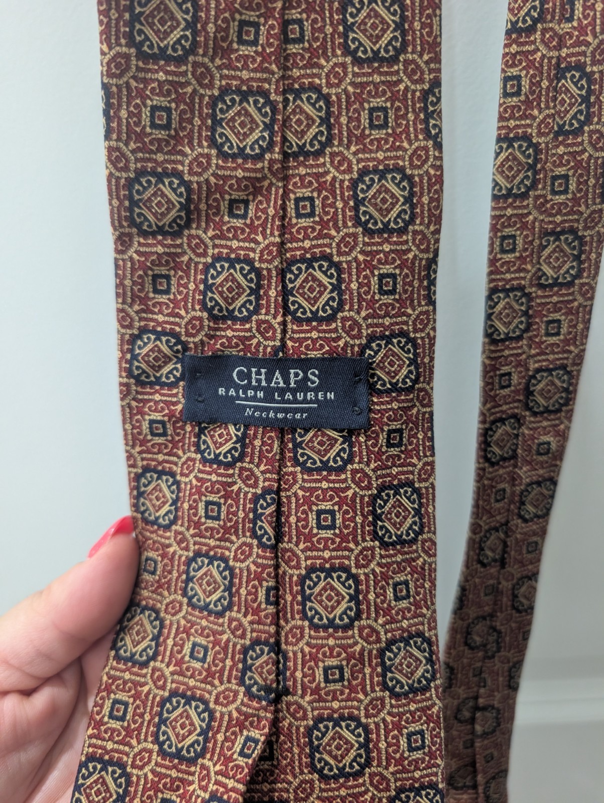 Chaps Ralph Lauren Men’s 100% Silk Woven Geometric Burgundy Tie w/ Logo