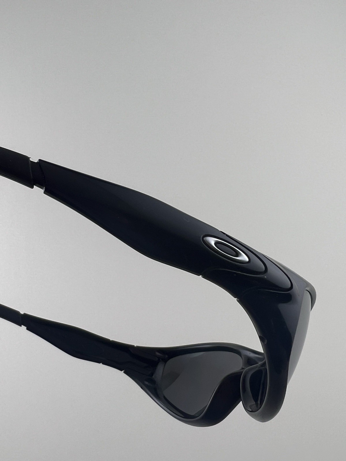 Oakley Minute 2.0 Polished Black Frame Black Iridium Lens 04-515 Silver Icons