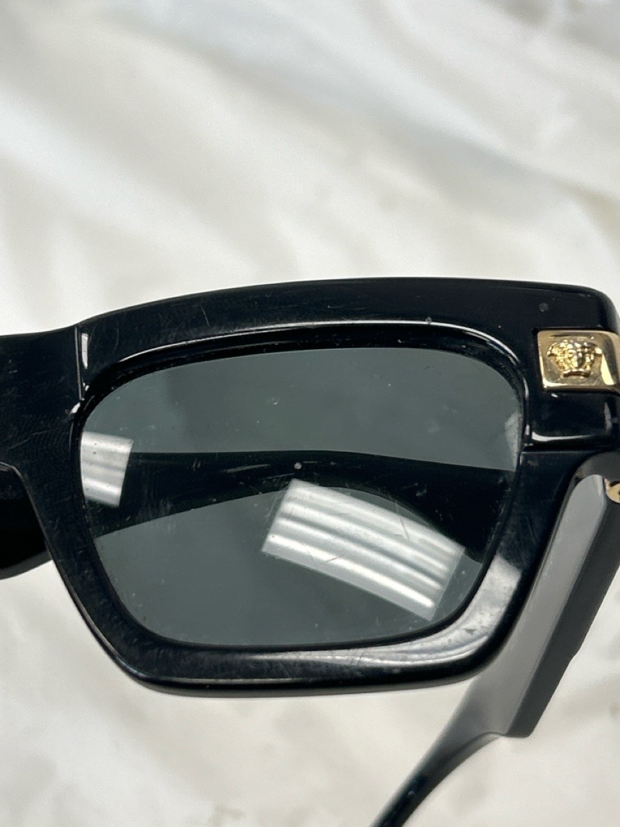 VERSACE 4464 SQUARE BLACK SUNGLASSES *SCRATCHES ON LENS AND INSIDE O (P23017461)