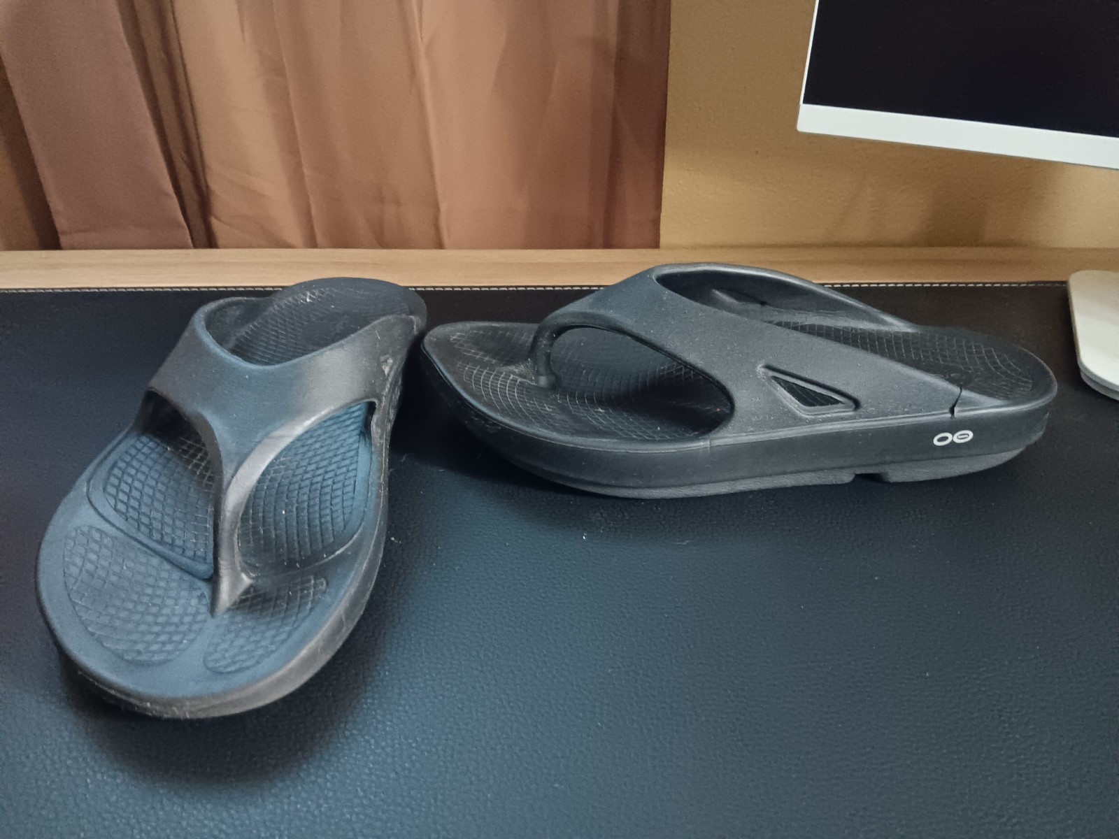 OOFOS Sandals Slip On Thong Recovery Shoes W-12 M-10 Black Thong