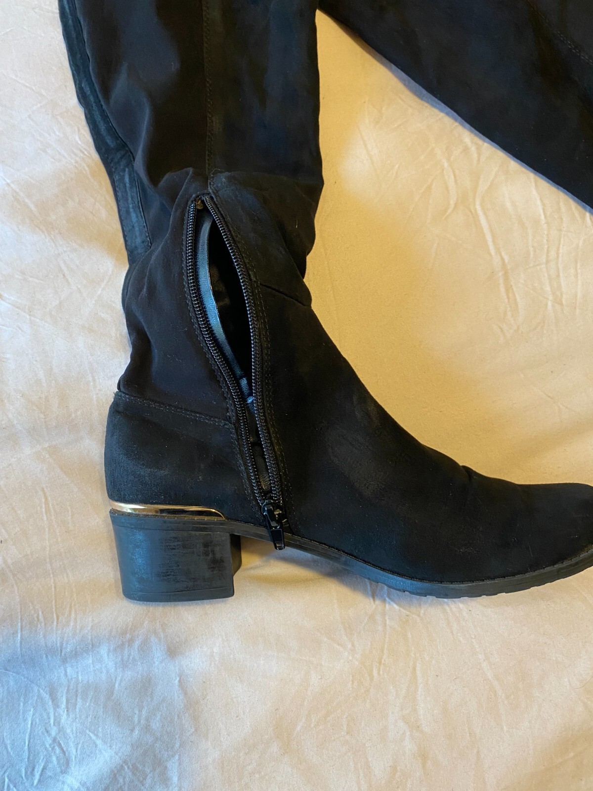 Guess Knee High Boot Size 8 Strecth Faux Suede Black Gold