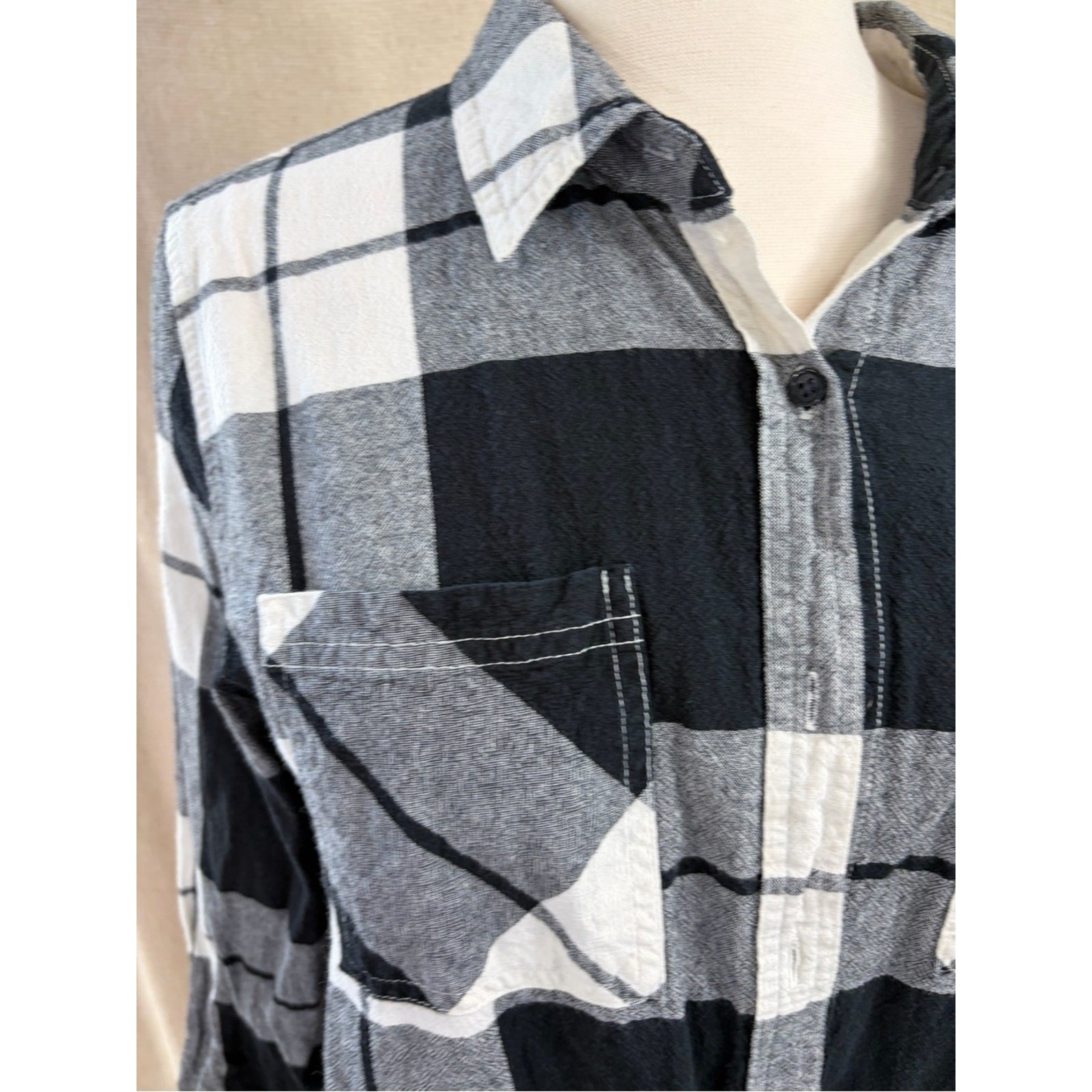 Universal Thread Black and White Plaid Button-Up Shirt size M 100%cotton