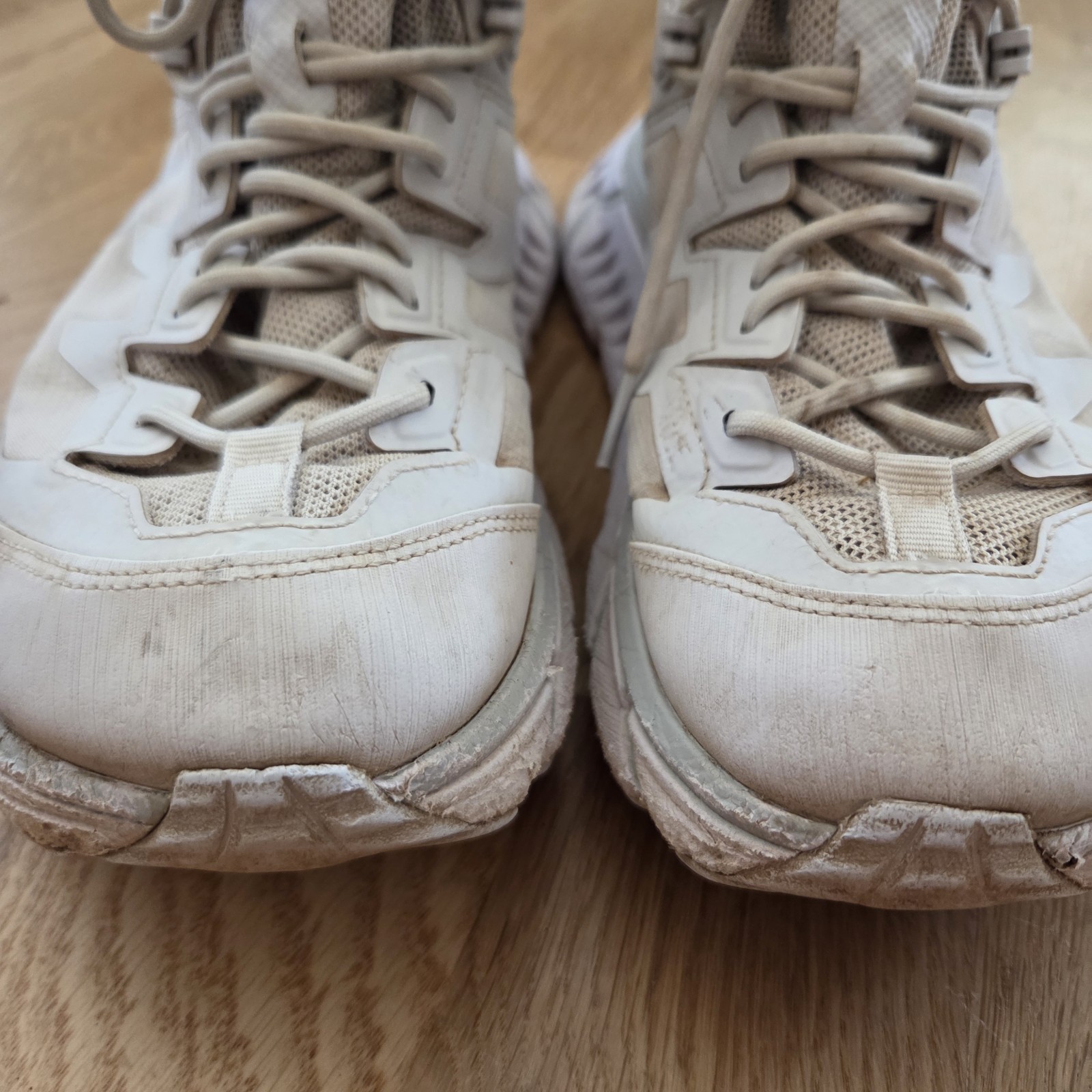 Hoka One One TenNine GTX Boots Unisex M7.5/W8.5 White Gore-Tex Vibram Hiking