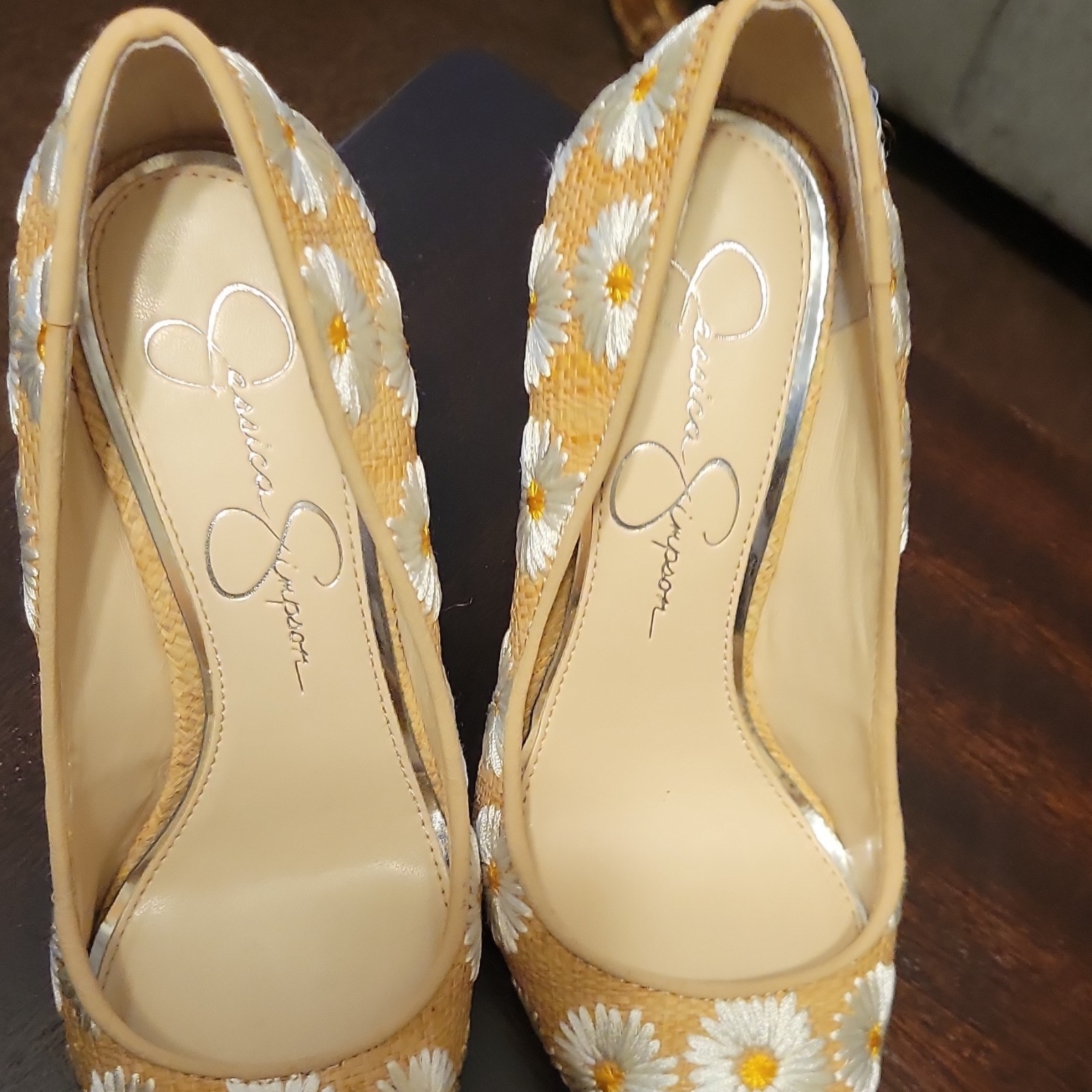 Jessica Simpson Floral Embroidered Pointed Toe Pump Heels Beige/White 6
