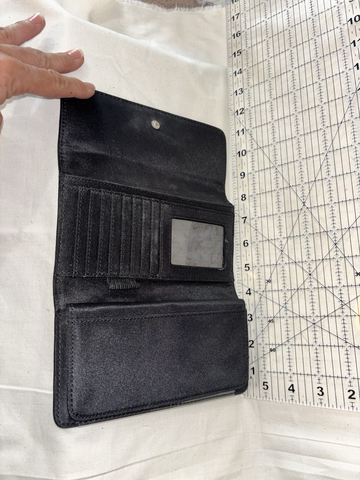Tommy Hilfiger Black/Beige Geometric Fold Clutch Wallet Zip Pocket Logo