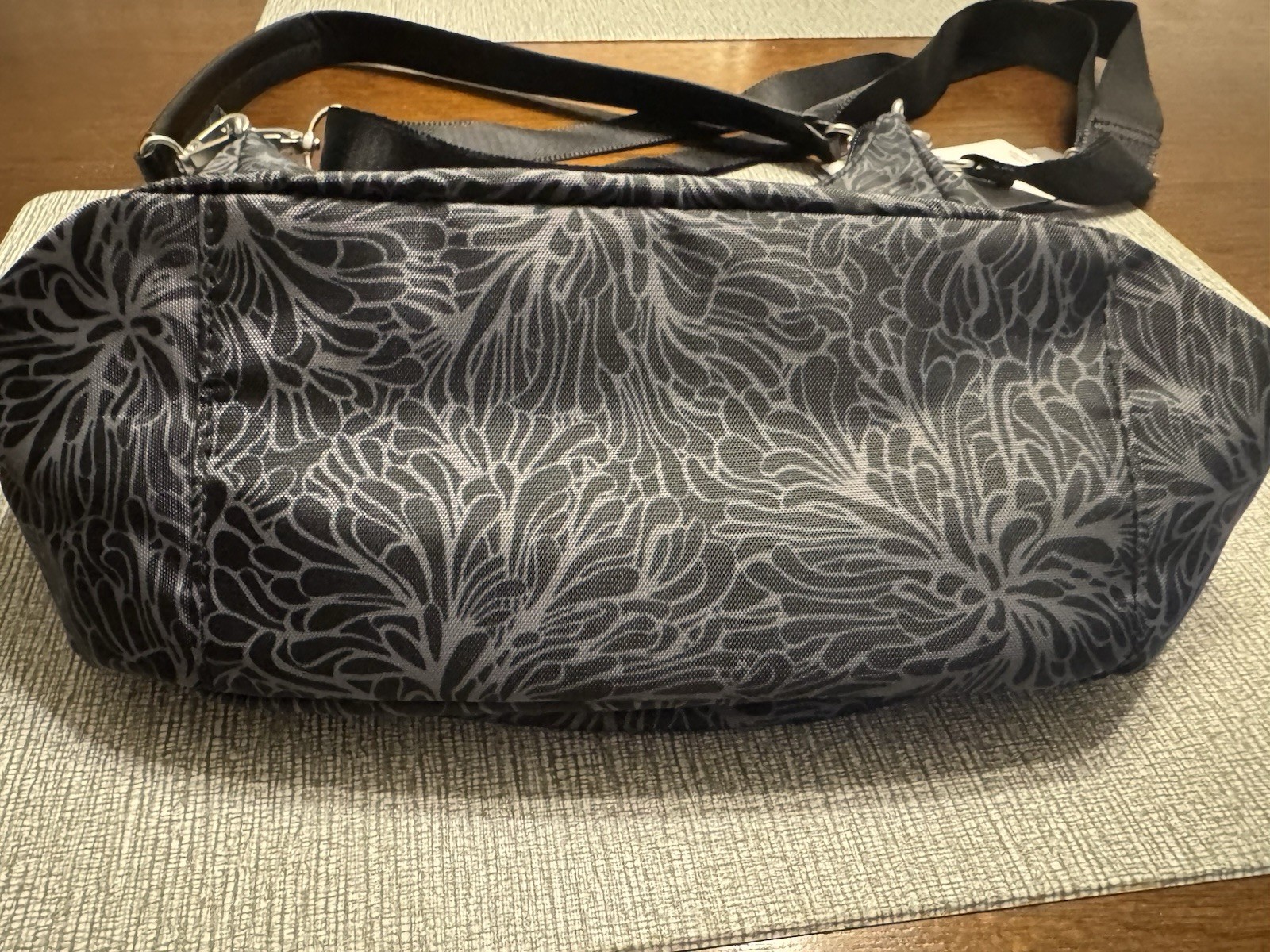 NWT Baggallini Modern pocket half moon crossbody in Midnight Blossom