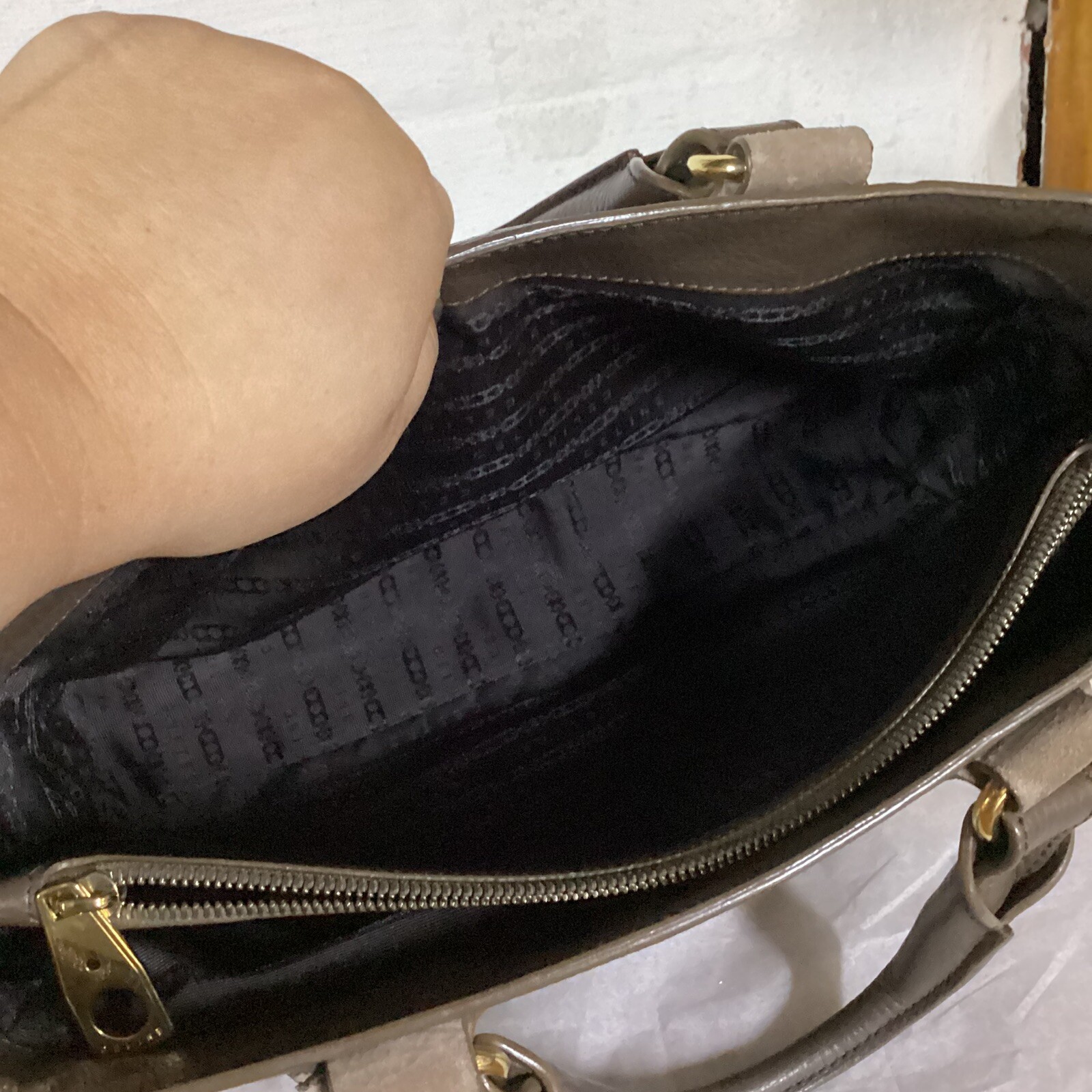 DARK ESPRESSO BROWN LEATHER CELINE “BOOGIE” CONTRAST STITCH SATCHEL BAG