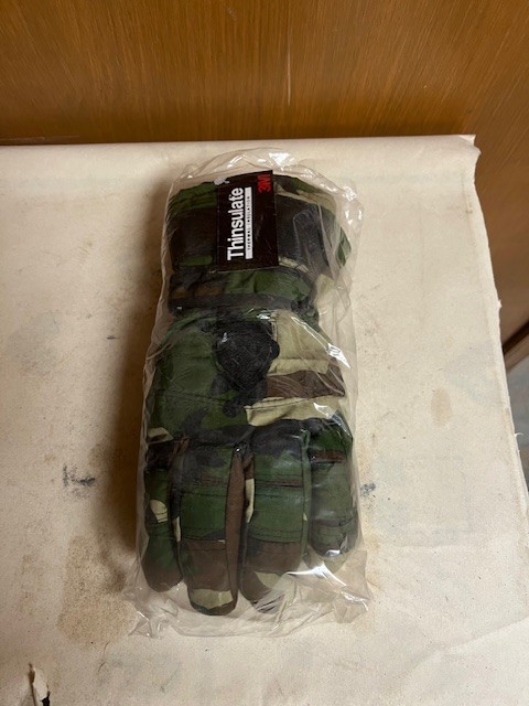Thinsulate Brand, Thermal Insulation Gloves, Camo. Size Large.
