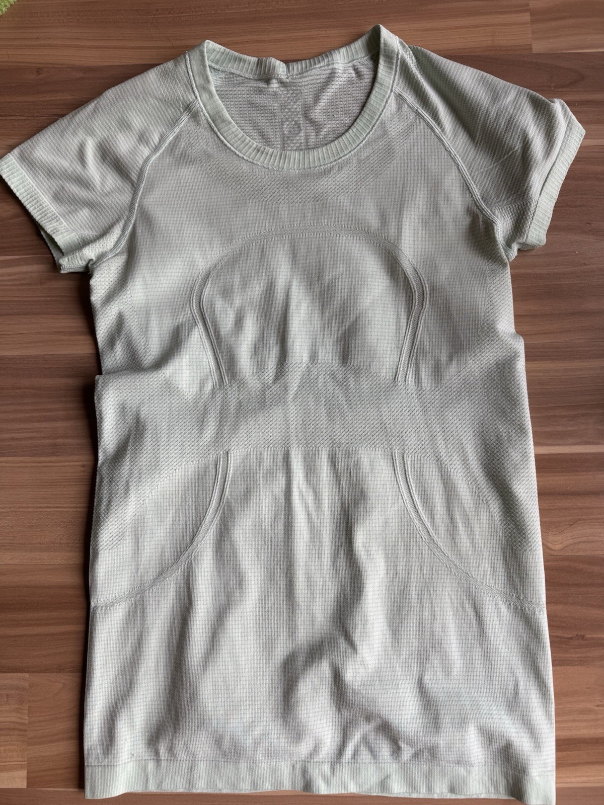 Women’s Lululemon Mint Green Swiftly Tech Short Sleeve 2.0 Hip Length Size 8