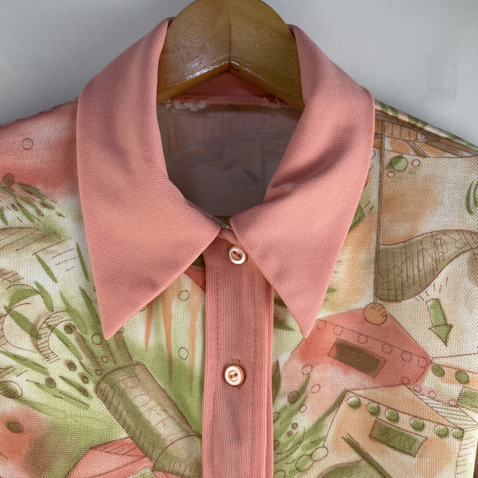 Vtg Novelty Print Polyester Blouse Retro Mod Women’s S Pink Green