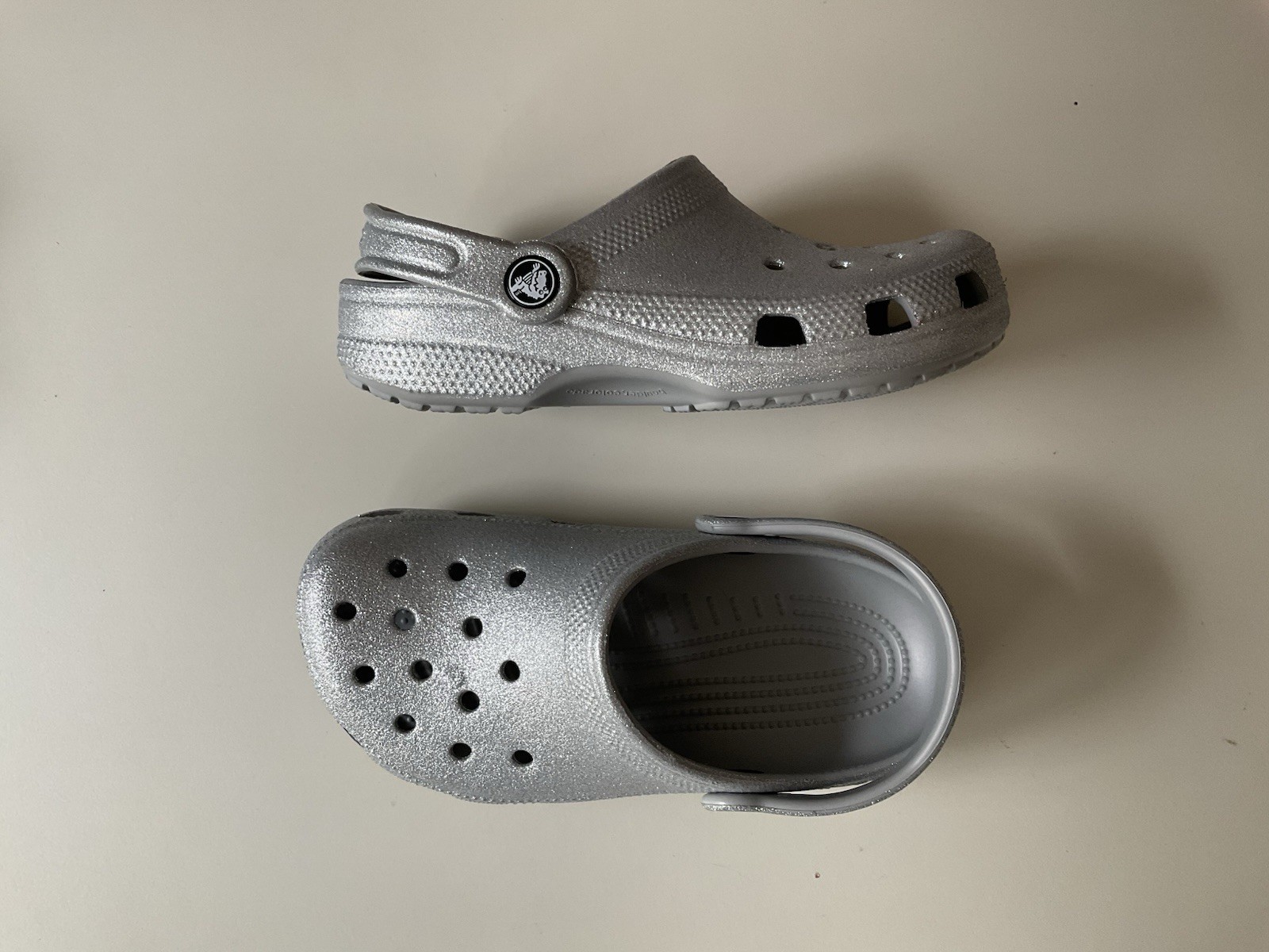 NWOT Crocs Grey Silver Glitter Clog Sandals M2 W4 M 2 W 4 Shimmer