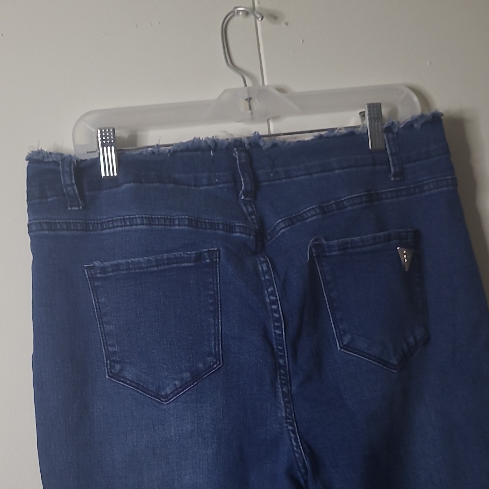 GUESS Women’s Blue Medium Wash Denim Skinny Jeans, Slim Fit, Stretch, 5-Pocket