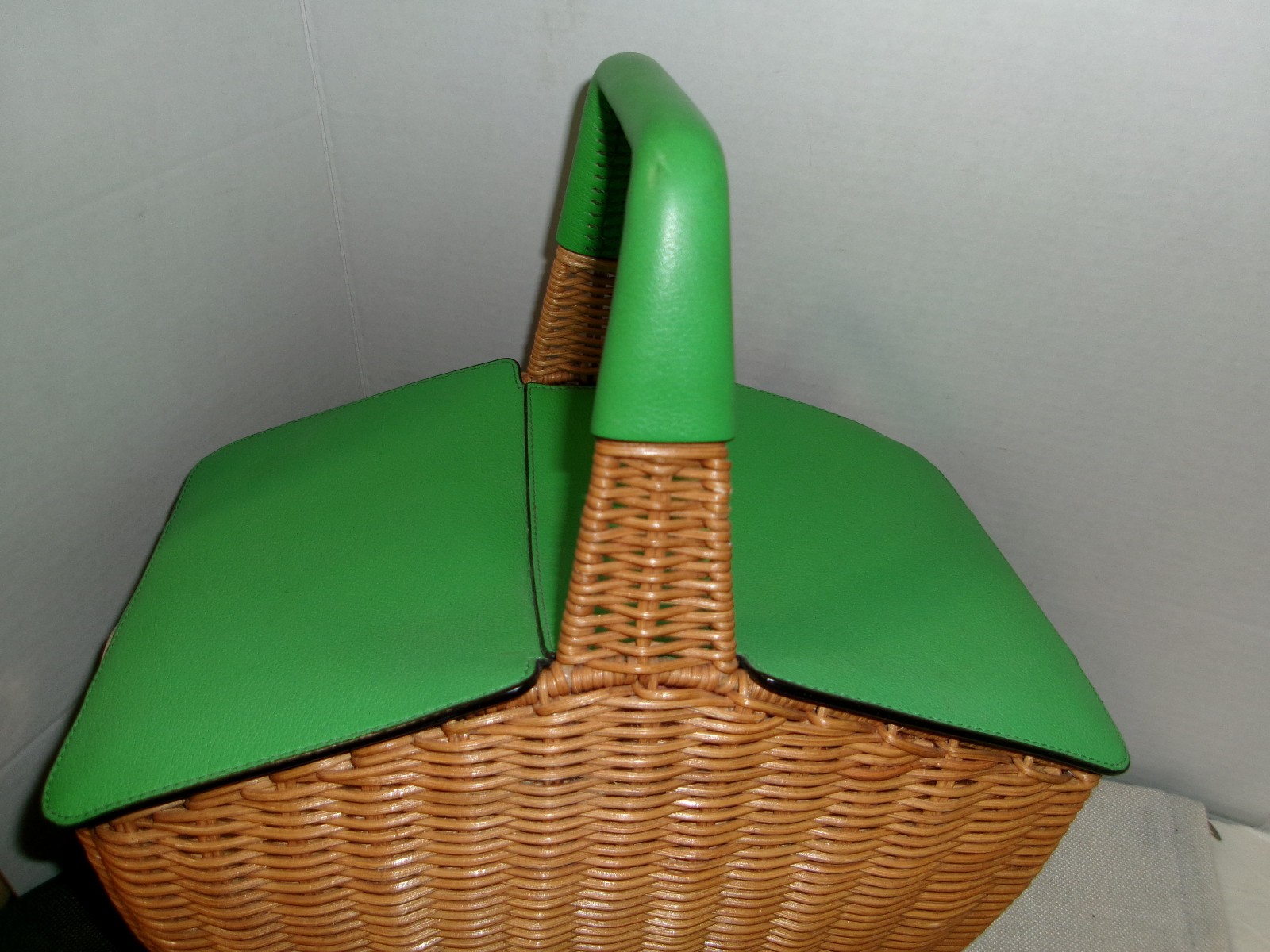 KATE SPADE APPLE GREEN PICNIC BASKET HANDBAG W/ZIP AROUNDD CLUTCH WALLET