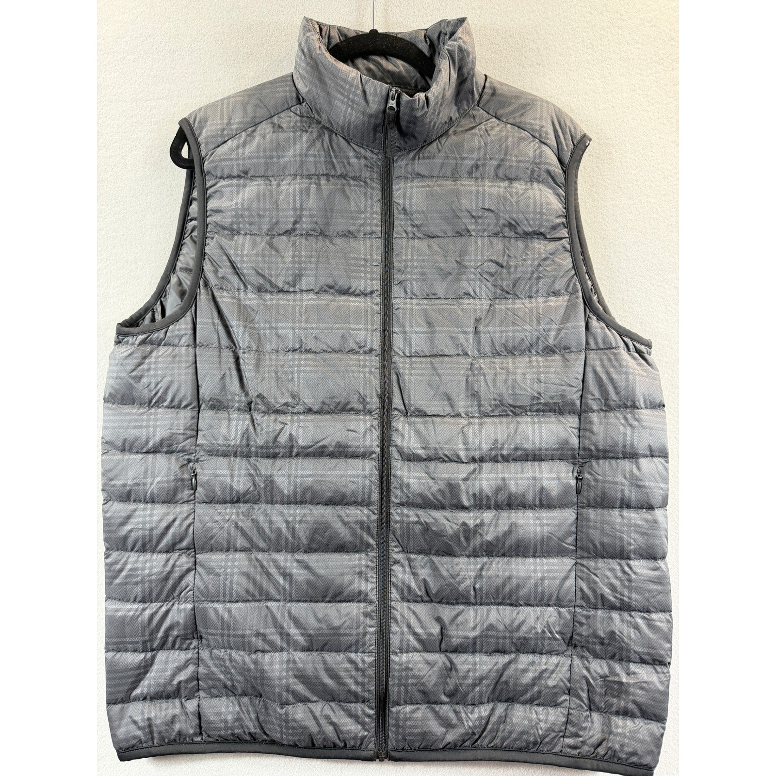 Uniqlo Puffer Vest Mens Large Gray Herringbone Plaid Ultra Light Down Sleeveless