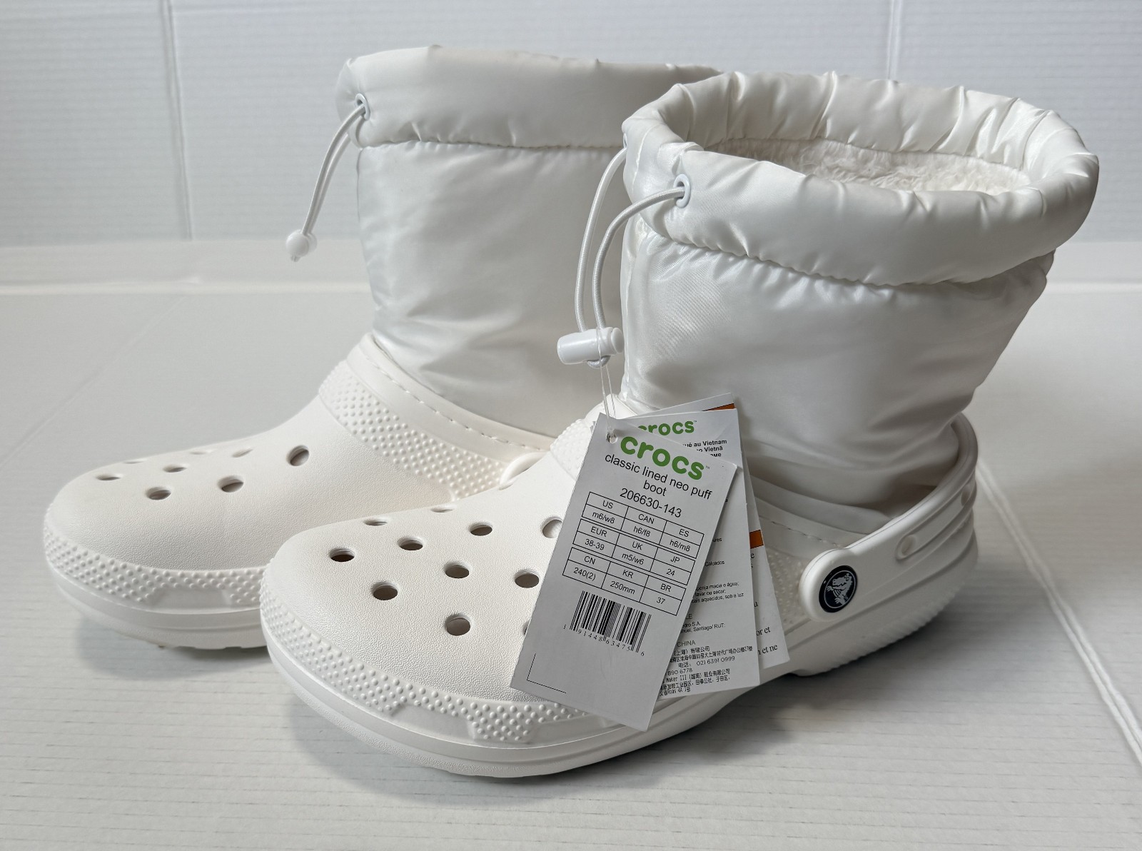 CROCS Classic Lined Neo Puff Unisex Boots – White US Size M6/W8 – NWT NEW