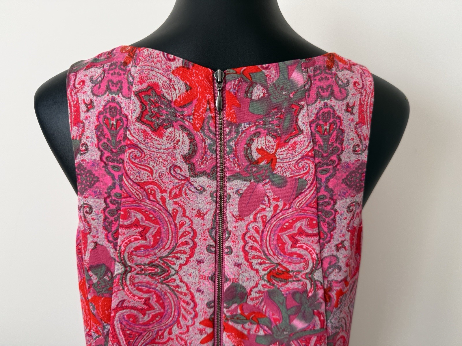 CAbi Jubilee Pink/Purple/Gray Paisley Sleeveless Tank Blouse – SIZE M