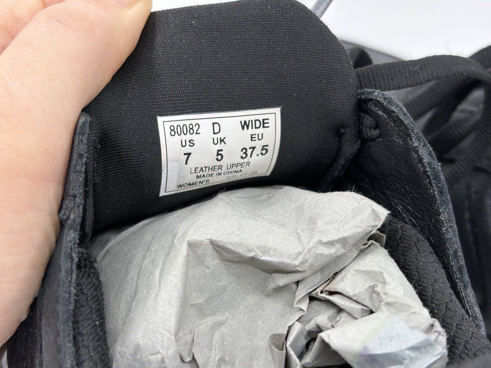 Orthofeet Roam Hands-Free Black Leather Sneaker Women Size 7 Wide – 80082