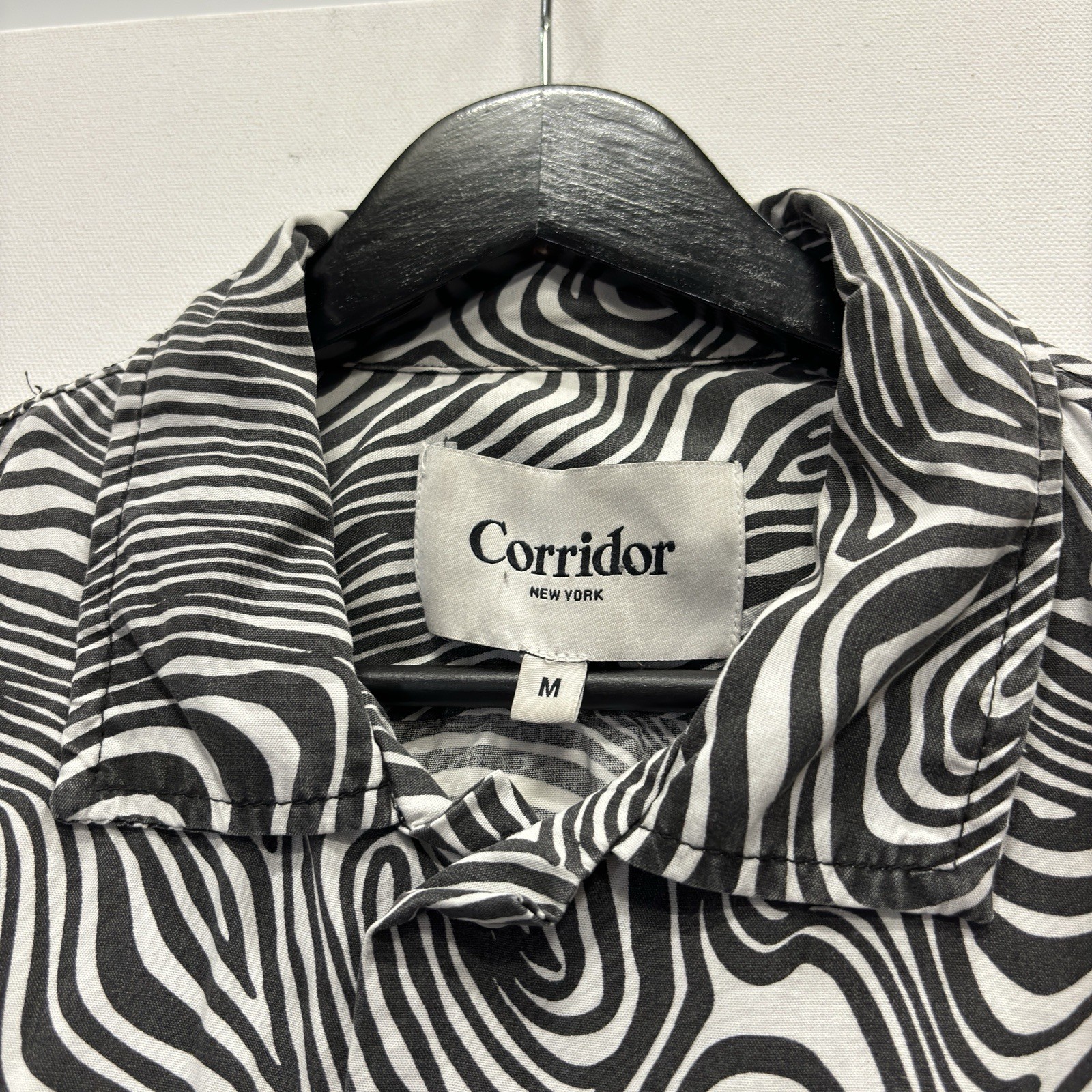 Corridor NYC Mens Contour Camp Collar Shirt Button Size Medium EUC Swirl Black