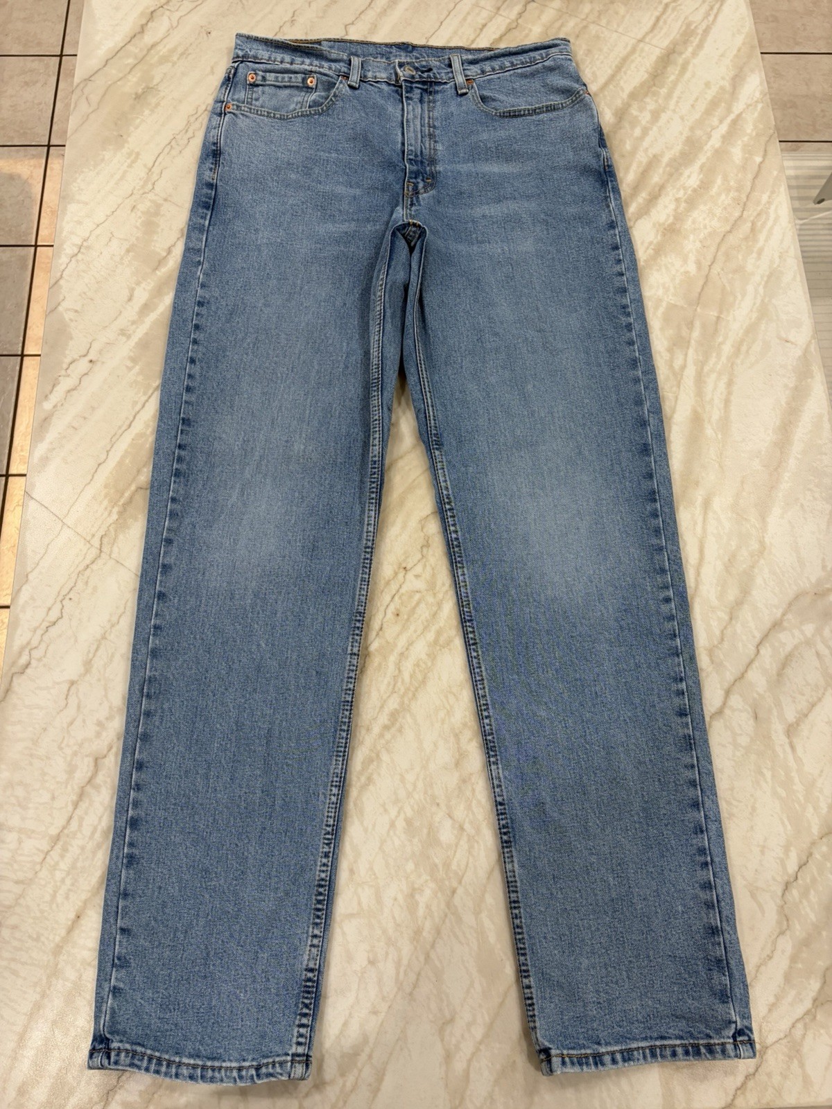Levi’s 550 Men’s Relaxed Fit medium Wash Jeans. Size 34×36. Great Condition!