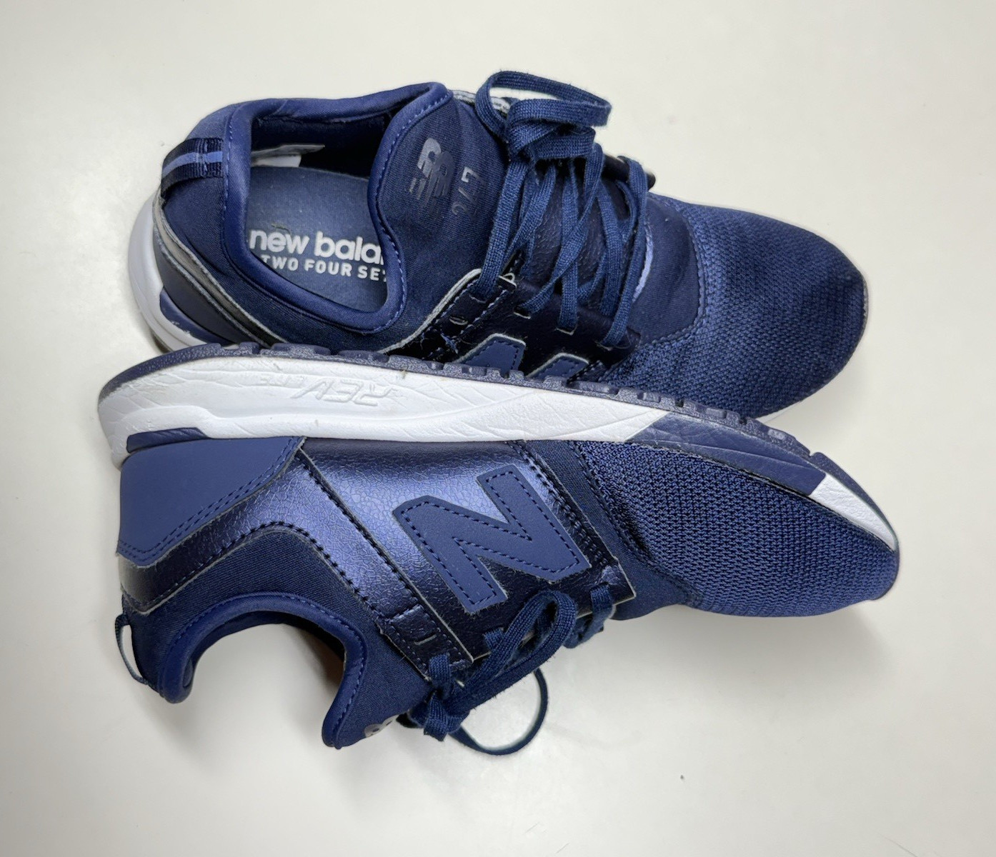New Balance women’s Size 8 Athletic Sneakers Lace Up Low Top Mesh Blue Rubber