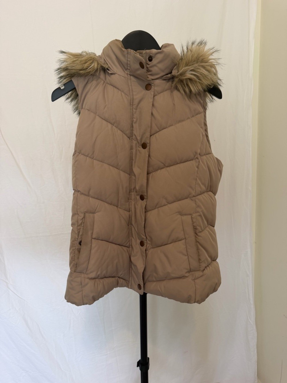 Gap Faux Fur Hooded Puffer Vest Size M