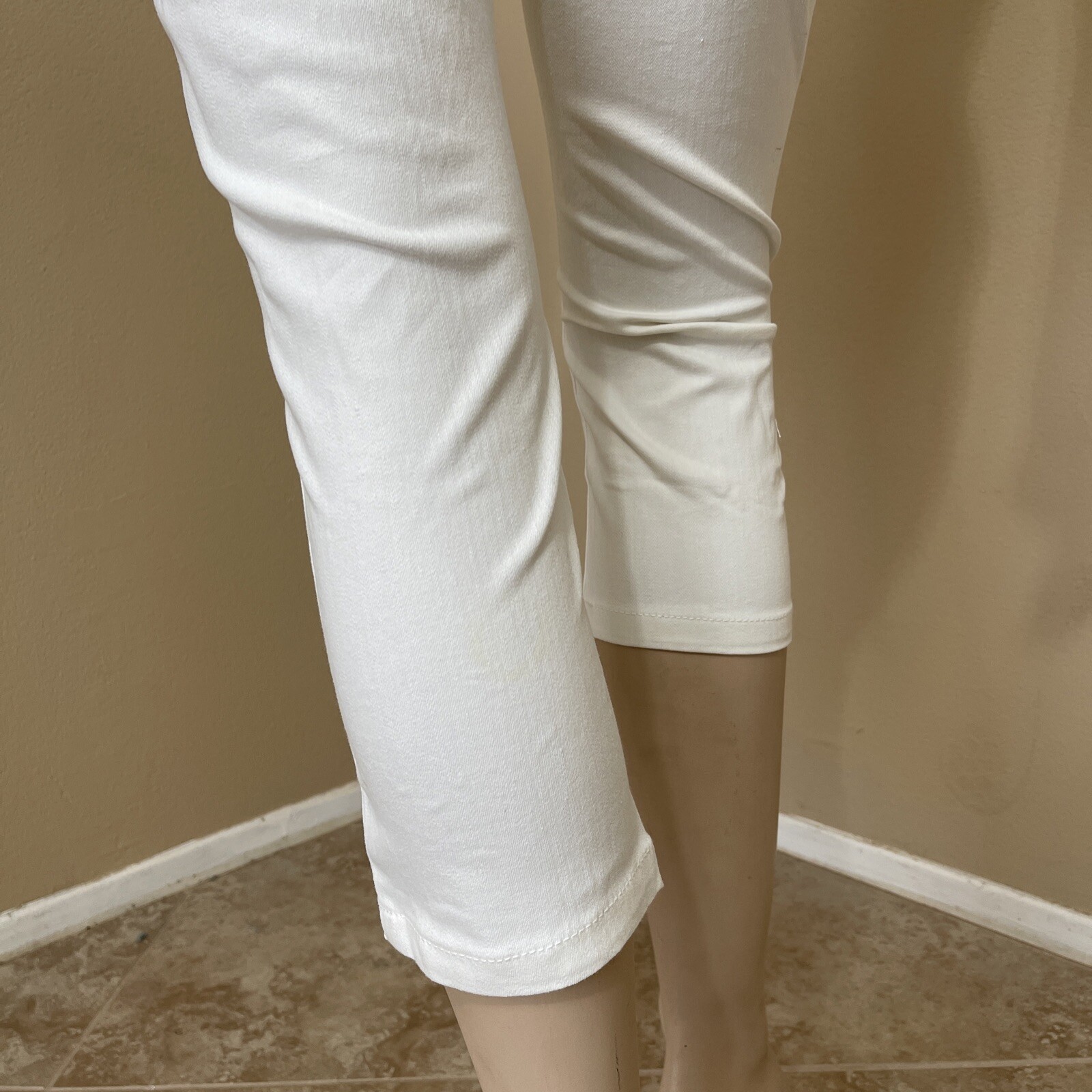 Women’s White Cotton Casual Summer Stretch Slim Button Zipper Size 1 Capri Pants