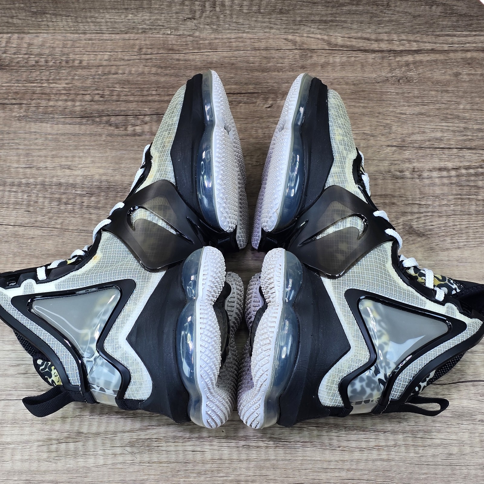 Nike Lebron 19 Royalty Men’s Size 10 White Metallic Gold Black Shoes (CZ0203-100