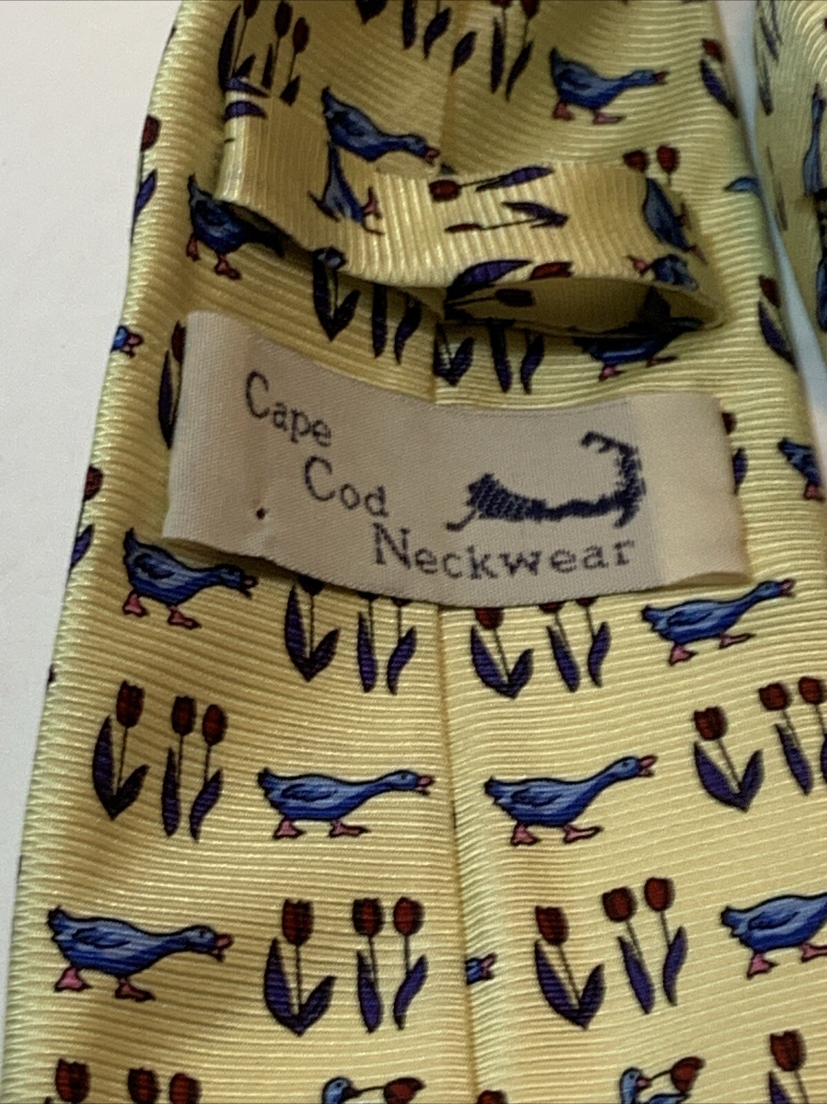 Cape Cod Men’s Necktie Yellow Tulips And Geese 100% Silk 3 1/8” Wide 59″ Long