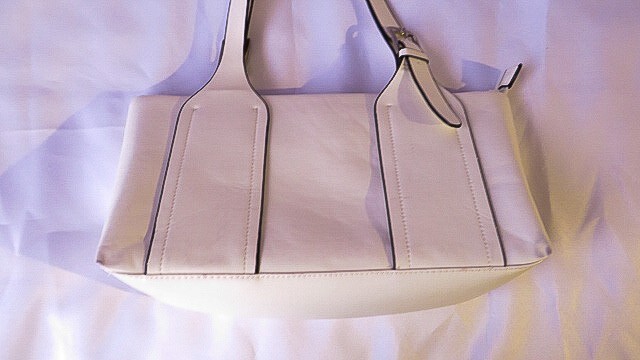 White Handbag Tote Bag ( Pre-Owned/ EXCELLENT CONDITION)