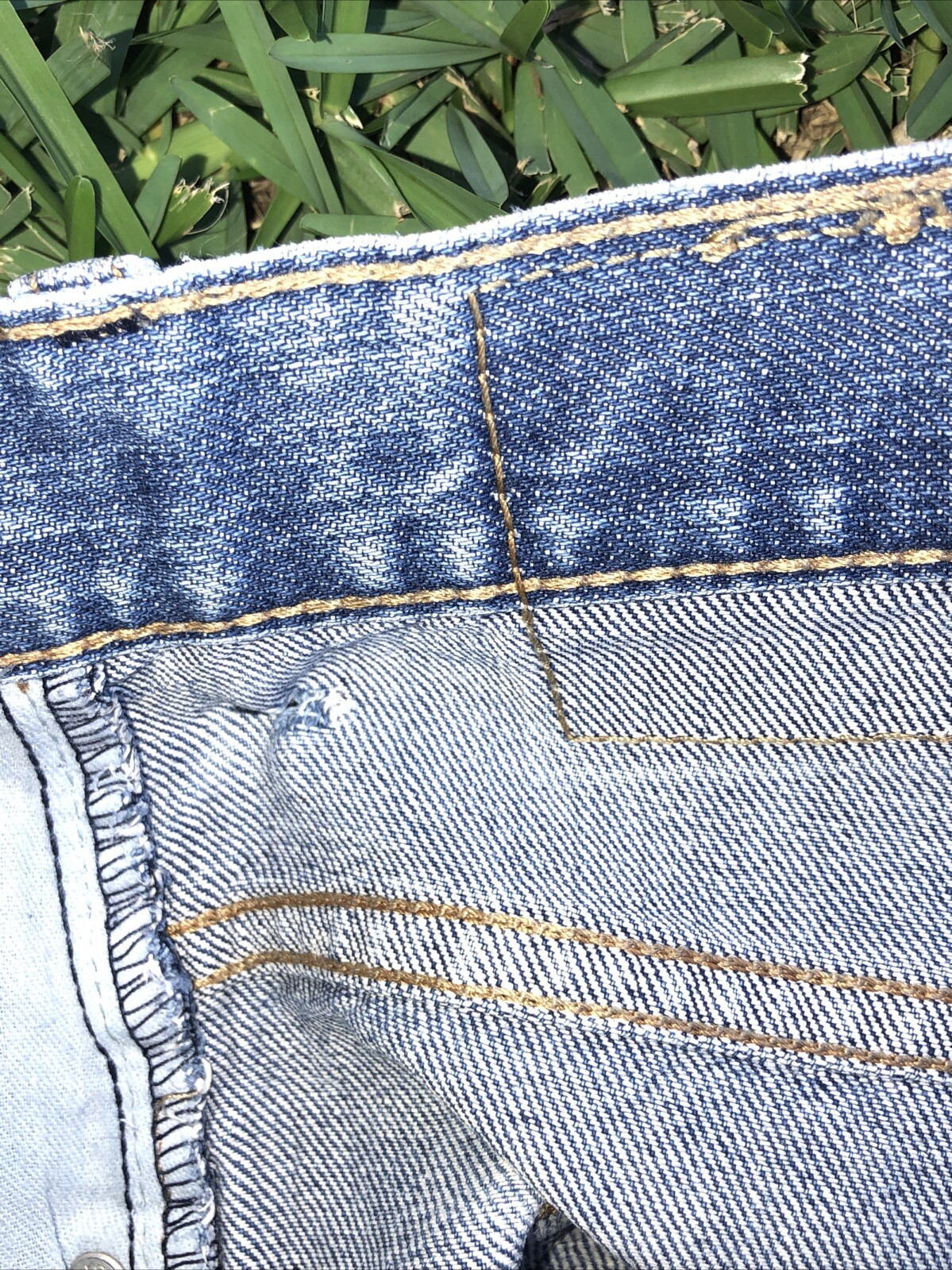 Vintage Levi’s Men’s 559 Relaxed Fit Jeans Med Wash 46 x 30 Cleaners Starch