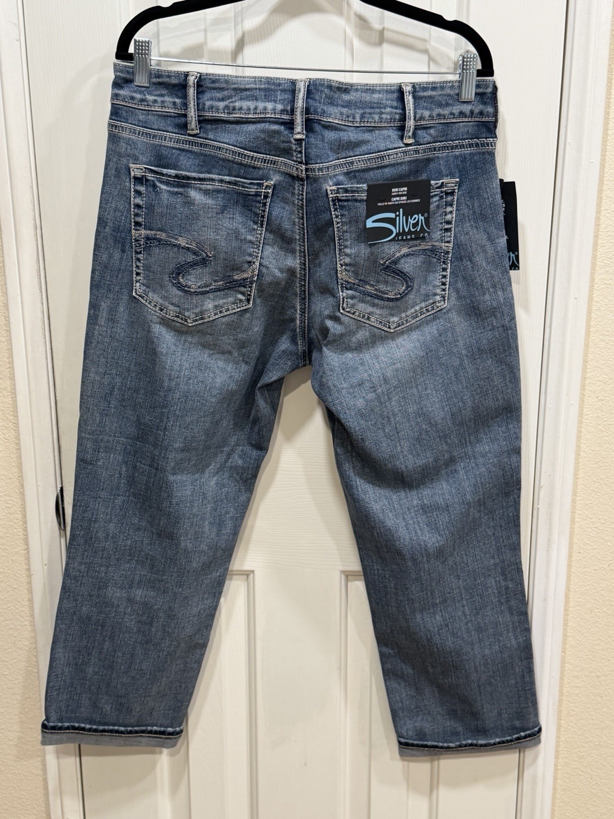 Silver Jeans Co. Suki Curvy Mid Rise Blue Medium Wash Distressed Capri Jeans