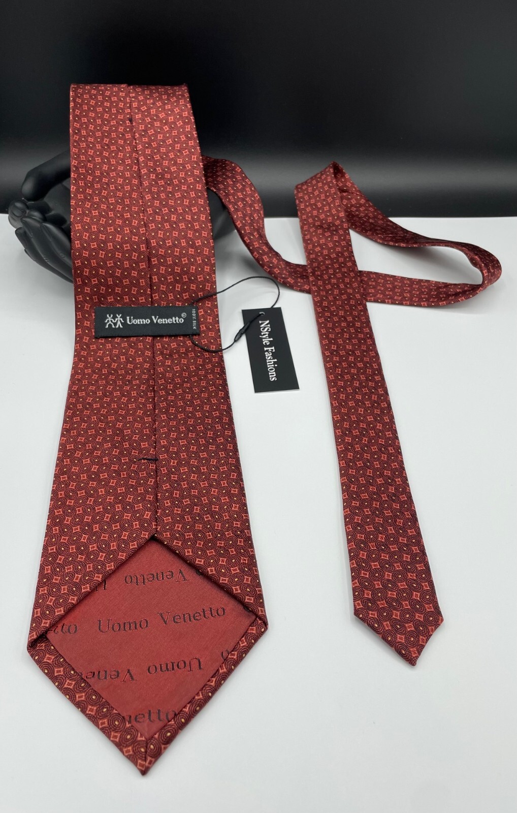 UOMO VENETTO Men’s 100% Silk Tie ~ Red ~ Geometric ~ Made Republic of Korea!