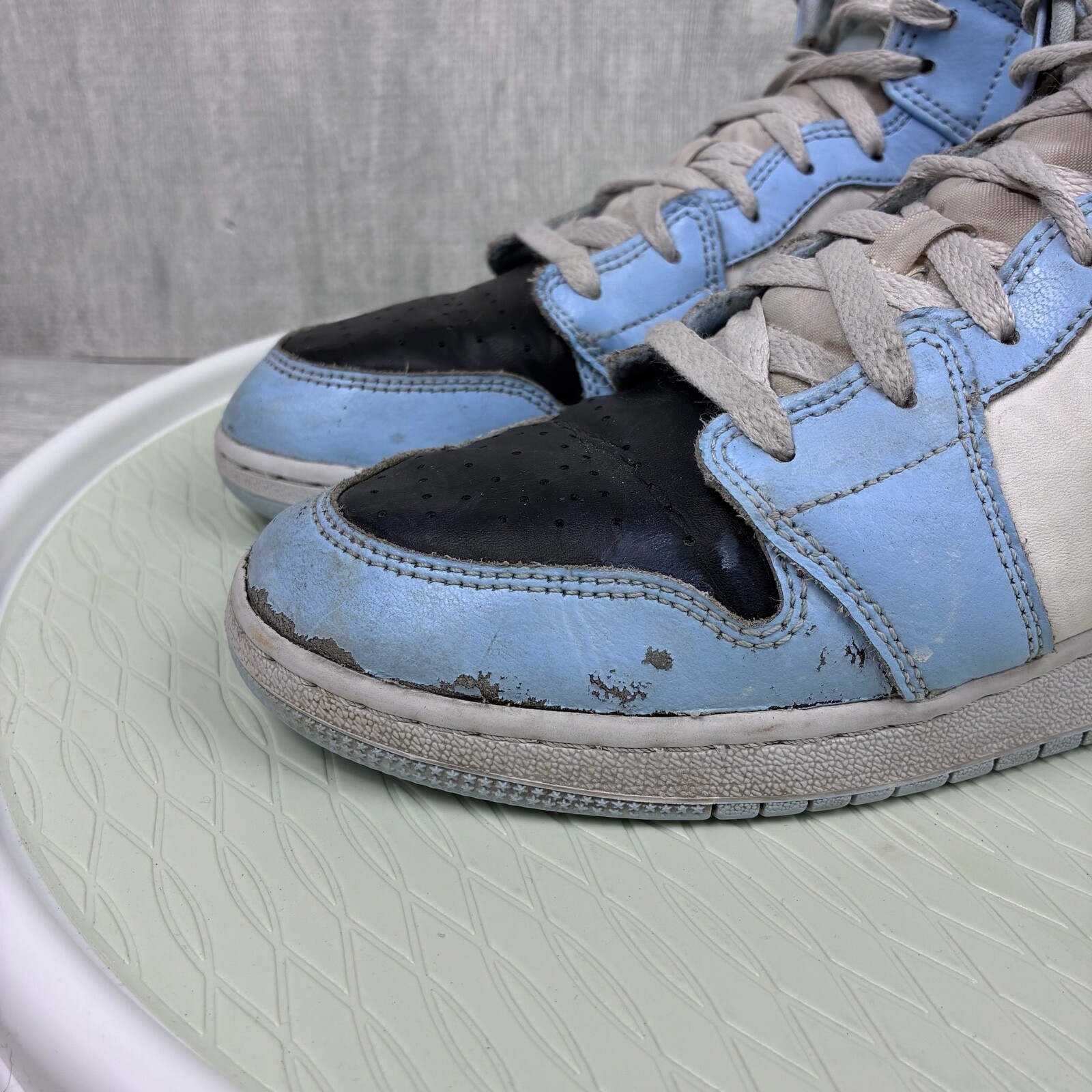 Nike Air Jordan 1 Mid Ice Blue Black White UNC Size 7Y 555112-401