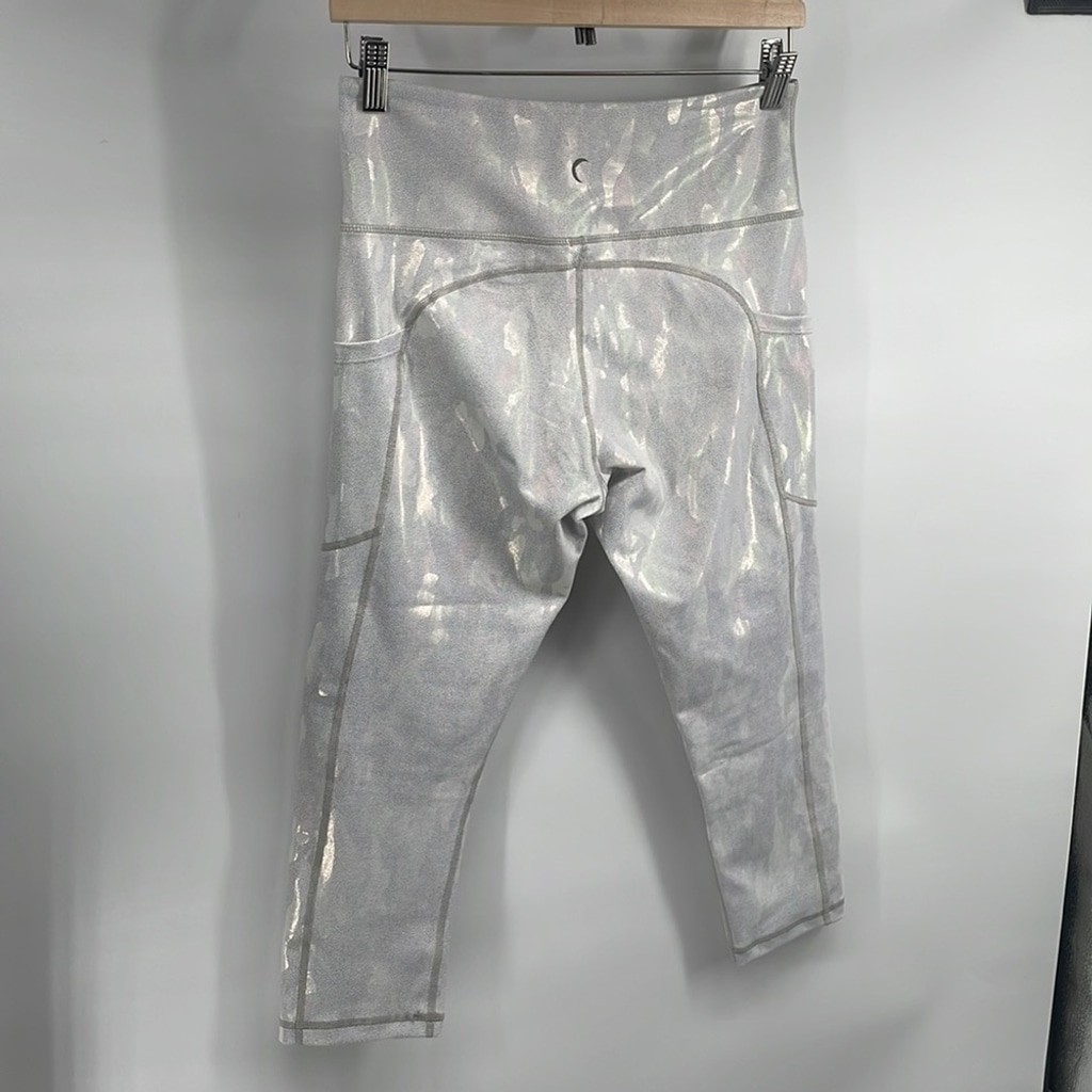 Zyia Silver Camo Metallic Pocket Light n Tight Hi-Rise Capri 20″ Leggings 8-10