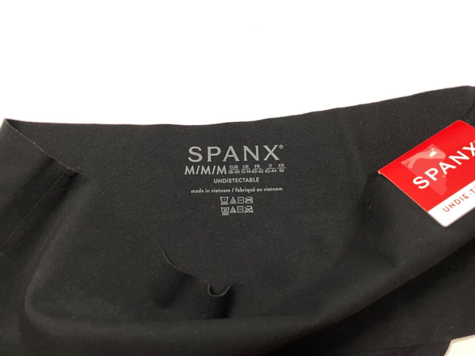 NWT Spanx Undie-tectable Thong SP0115 – Black Size Medium