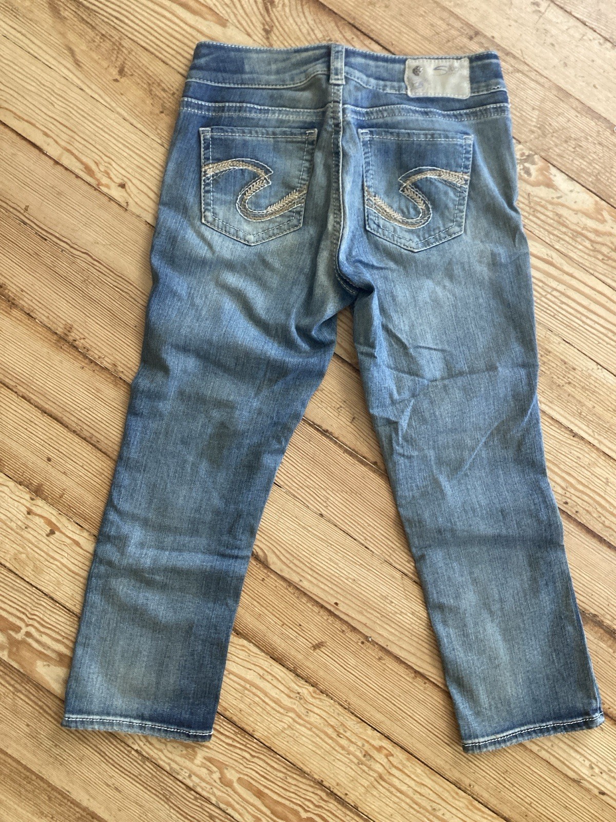 Silver Jeans Co. Women’s Suki Mid Rise Slim Fit Stretch Medium Wash Capri
