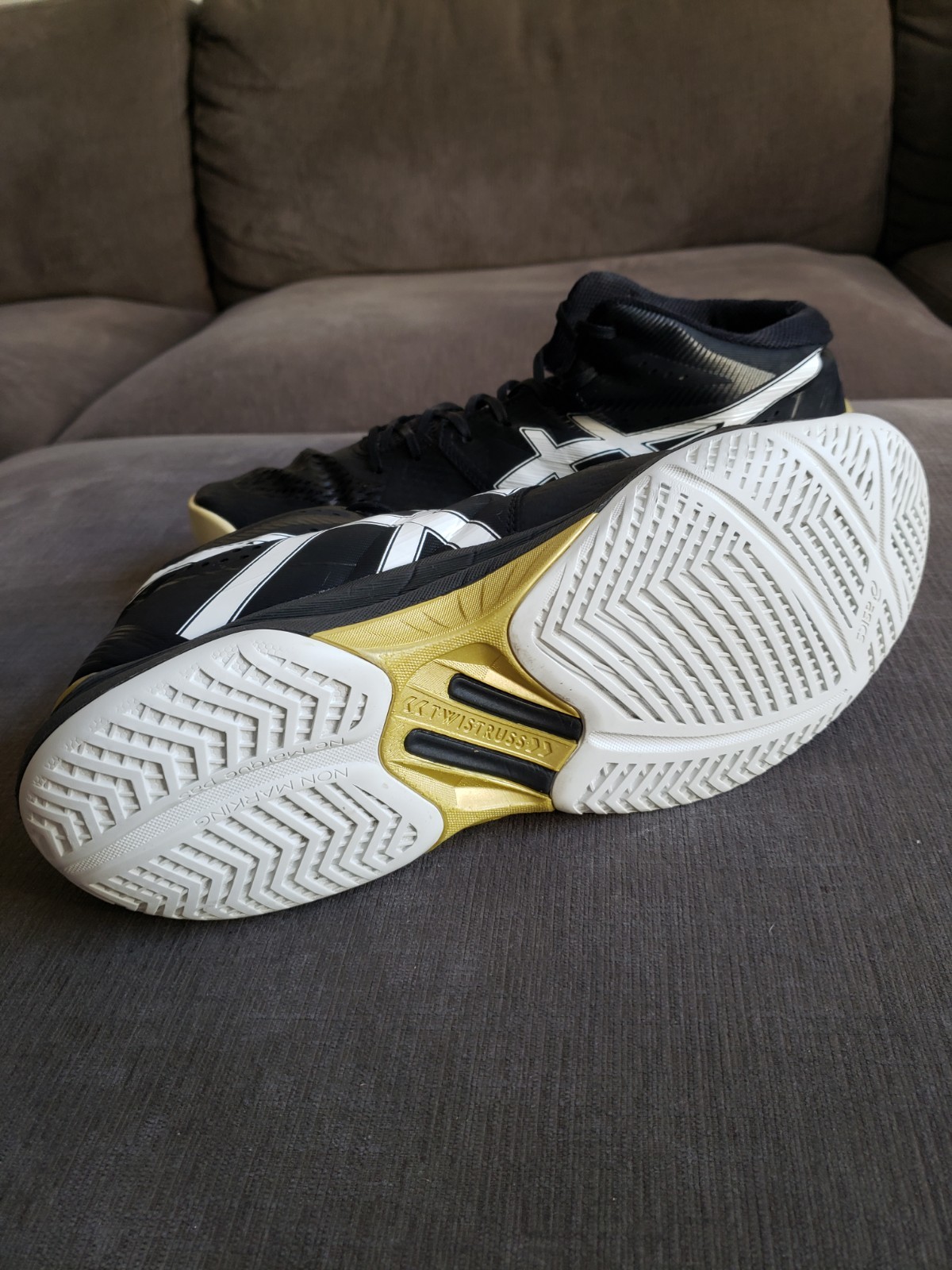 Size 13 – Asics Men’s Sky Elite FF Black Gold Volleyball Shoes Mid Top READ DESC