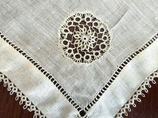 VINTAGE ANTIQUE HANKY 1920s PETITE TATTING BEIGE WHITE LINEN TATTED EDGES