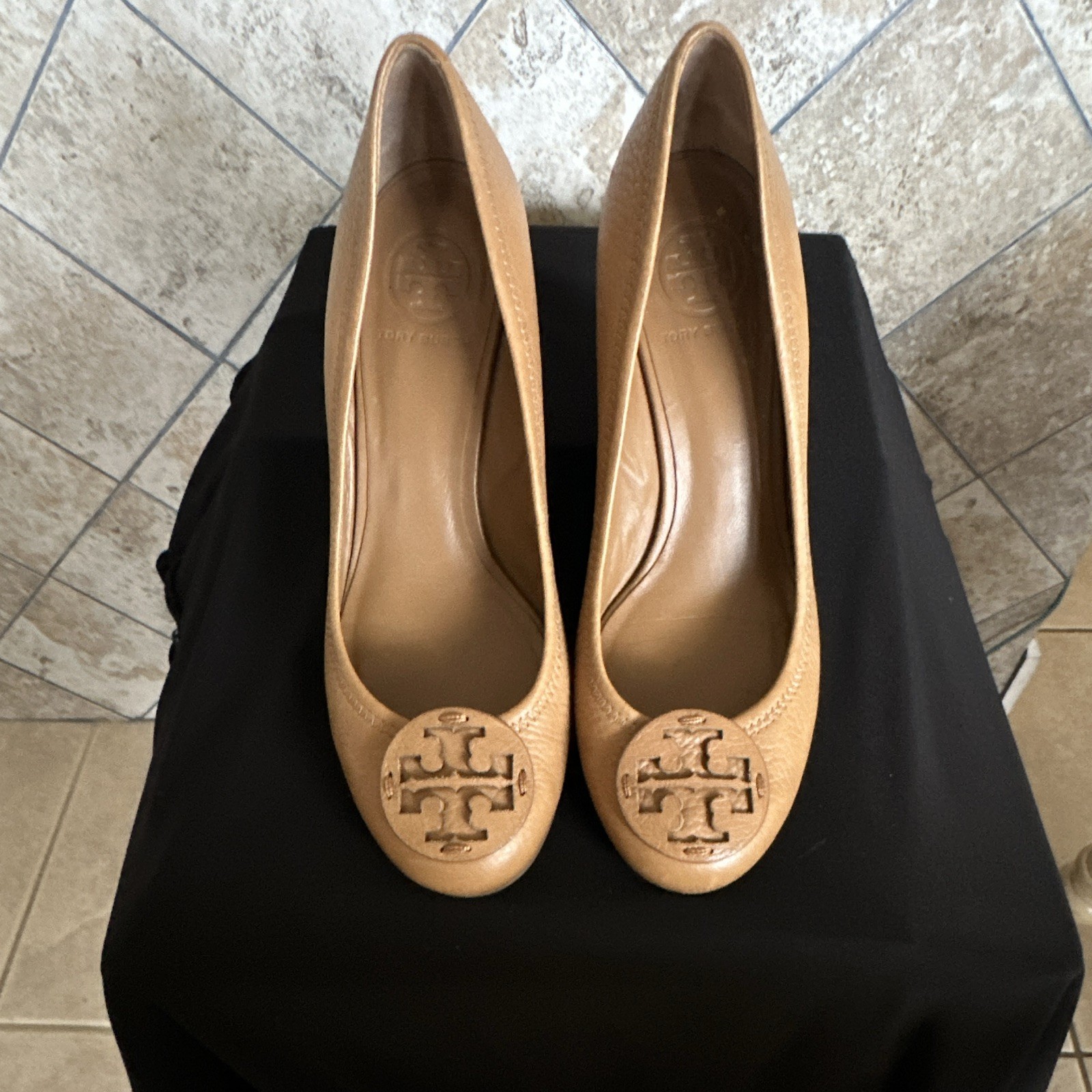 Tory Burch Beige Leather Round Toe Logo Wedge Pump Heels Slip On US 8 M