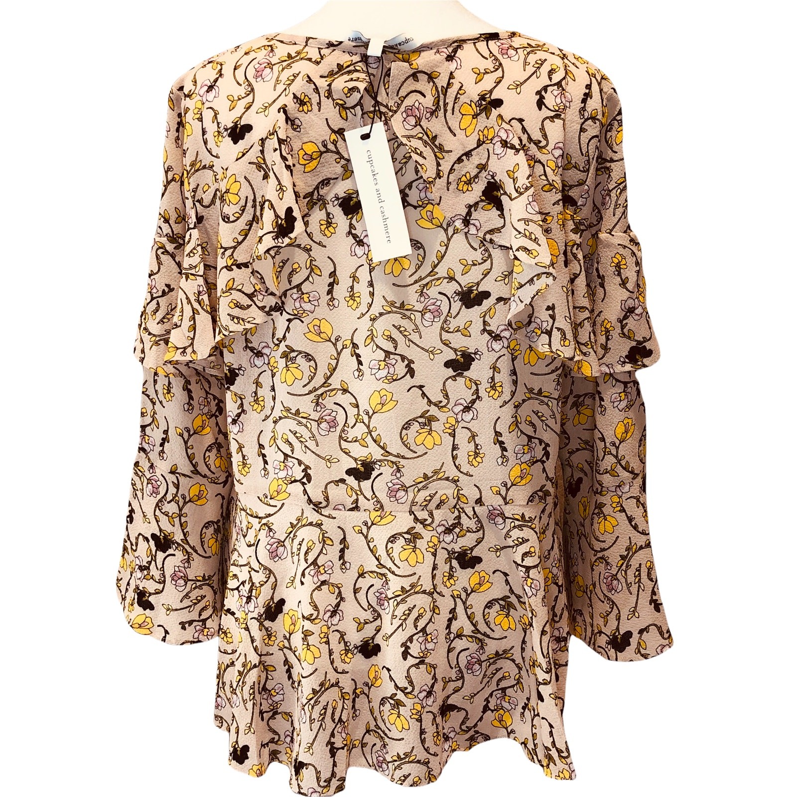nwt cupcakes & cashmere Jessa Floral Rose Top size M Ruffle Collar Bell Sleeves
