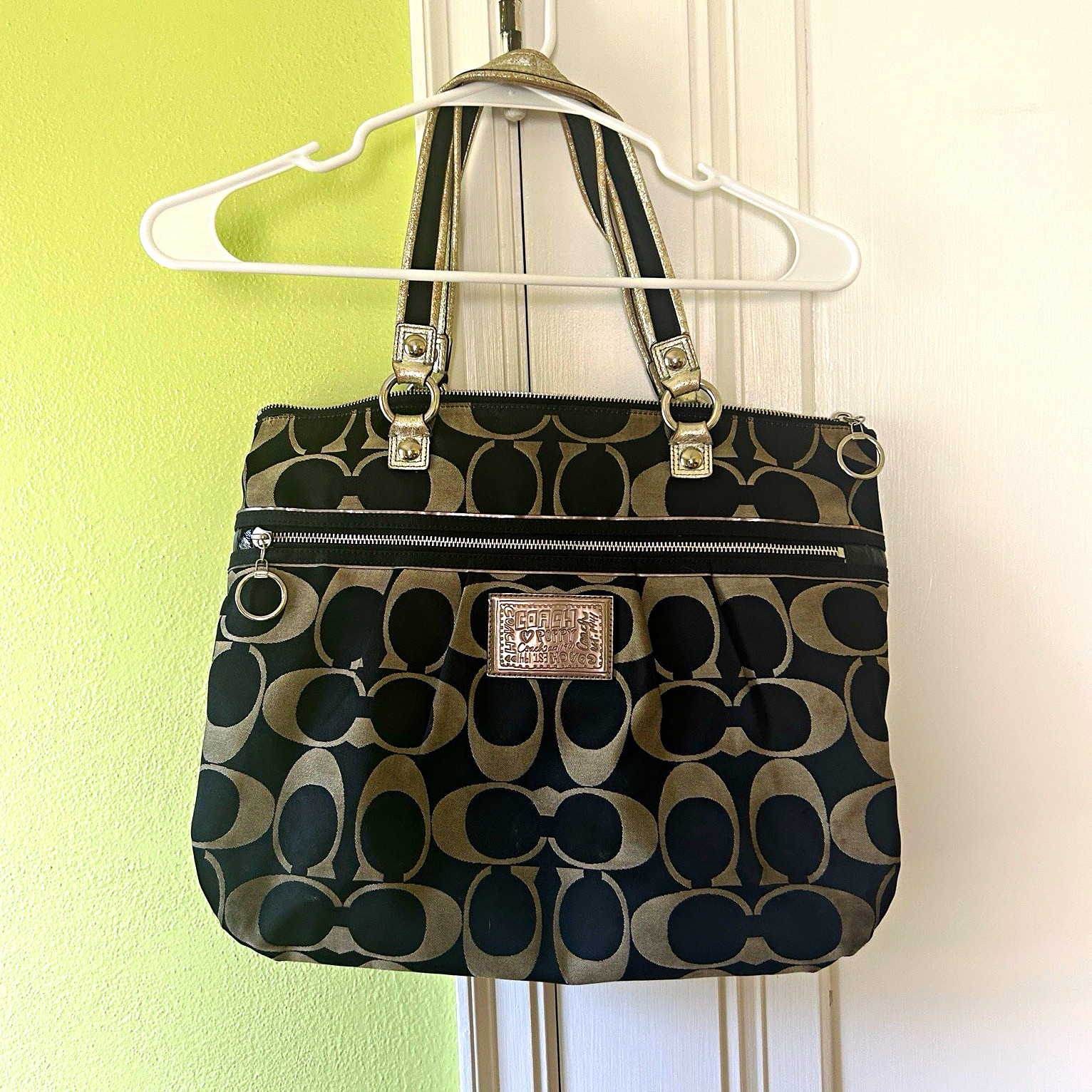 Coach Vintage Poppy Signature Zip Bag Black/Beige w Purple Lining